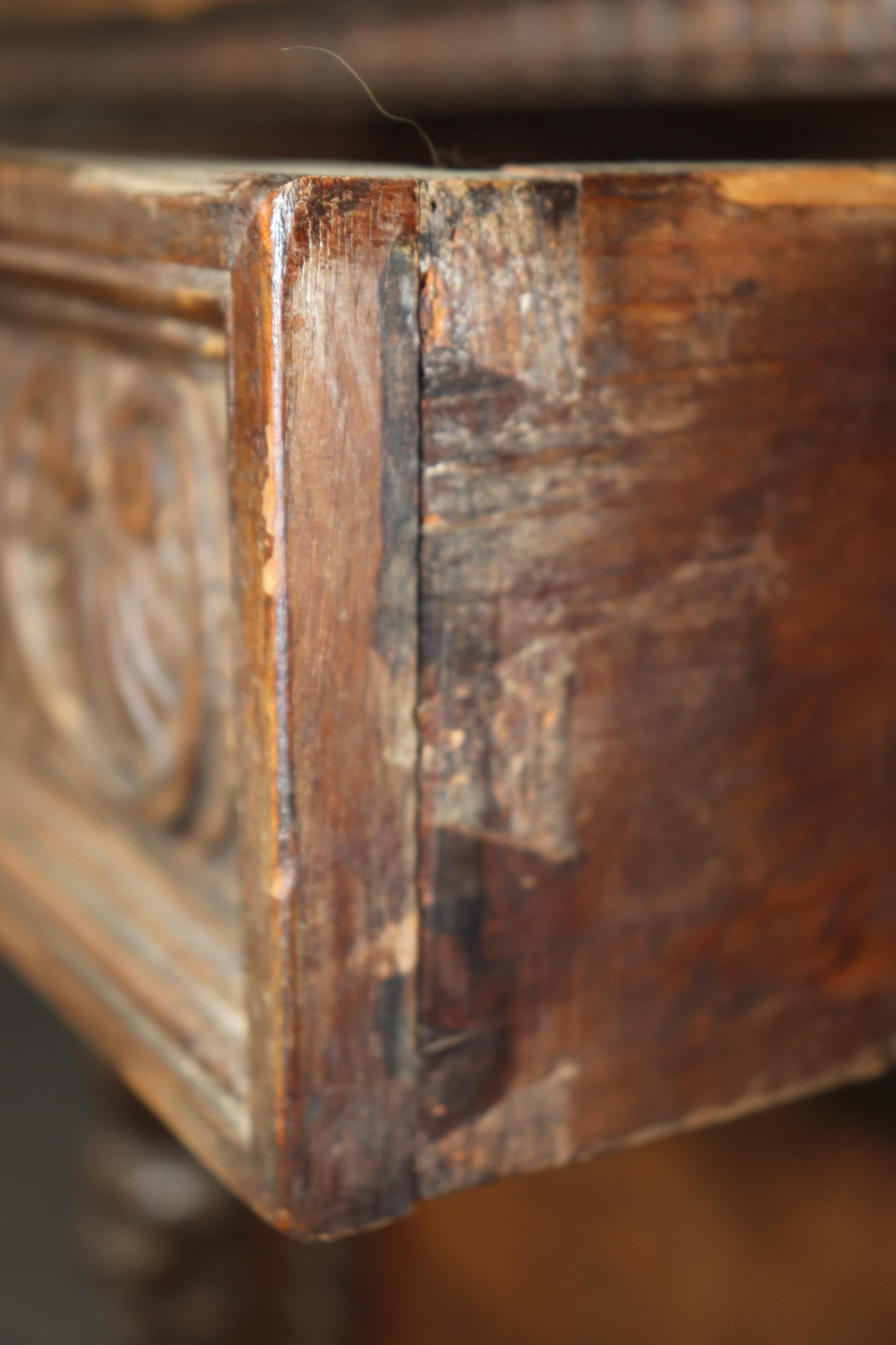 Mueble auxiliar de nogal italiano tallado del siglo XVIII de gran calidad en venta 6
