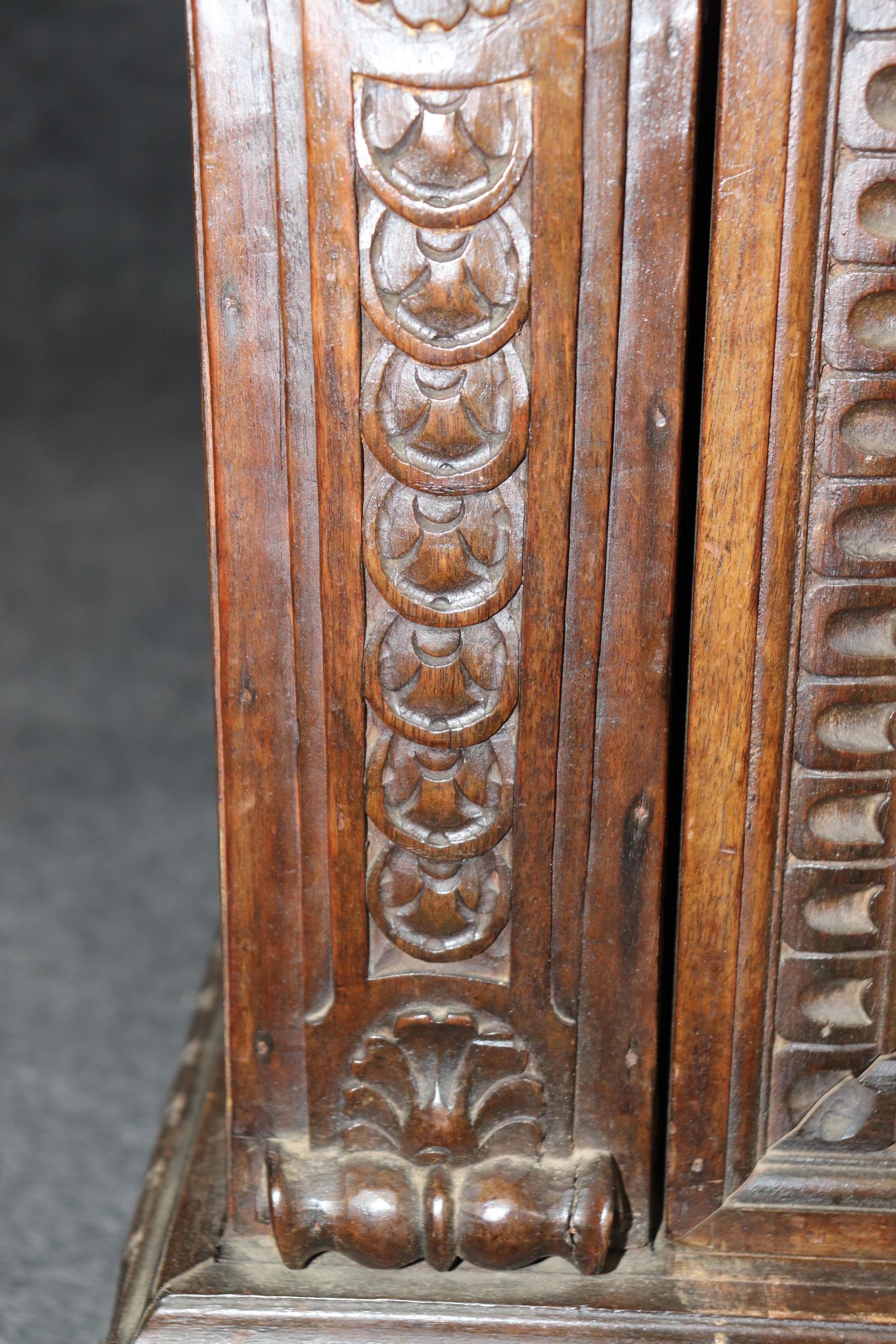 Mueble auxiliar de nogal italiano tallado del siglo XVIII de gran calidad en venta 8