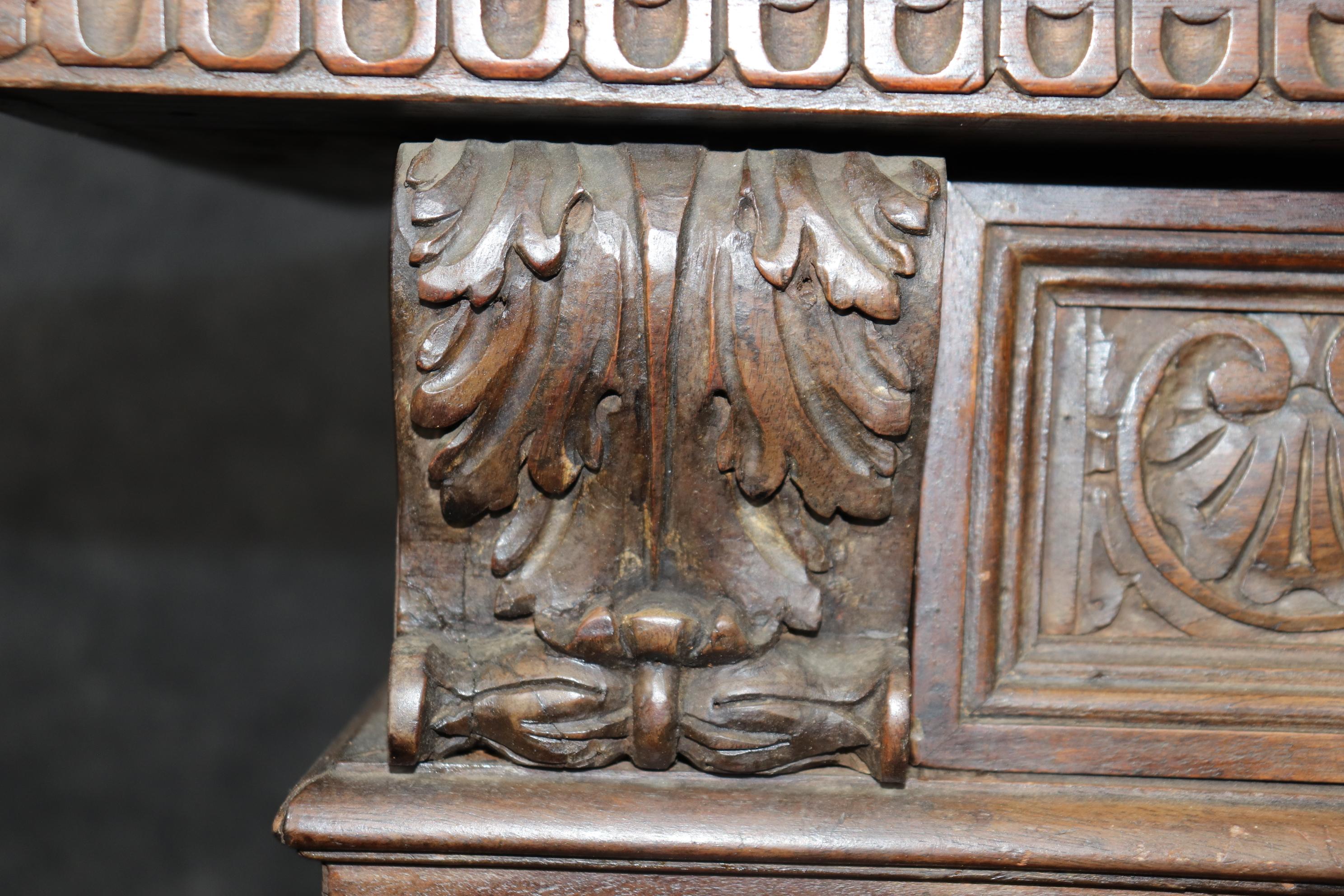 Mueble auxiliar de nogal italiano tallado del siglo XVIII de gran calidad en venta 9