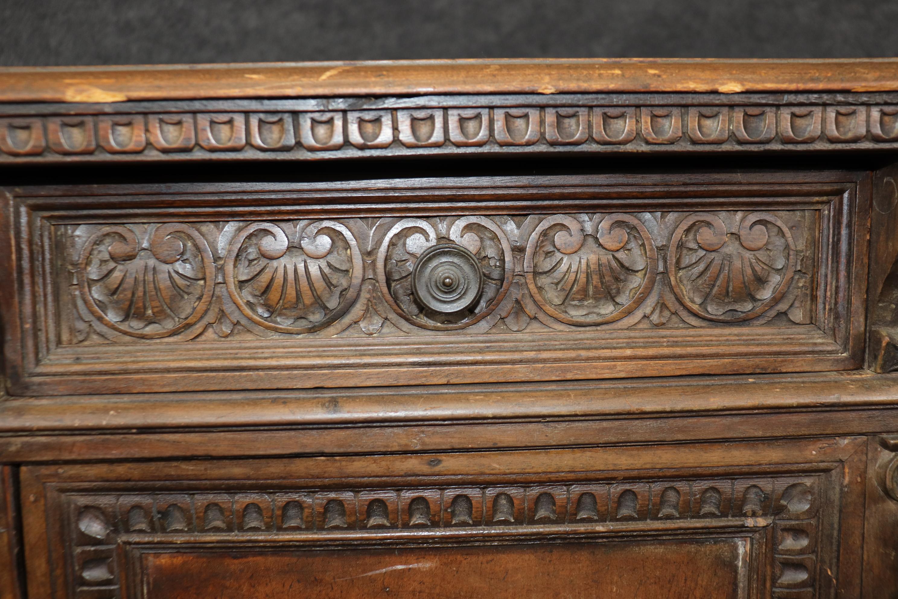 Mueble auxiliar de nogal italiano tallado del siglo XVIII de gran calidad en venta 10