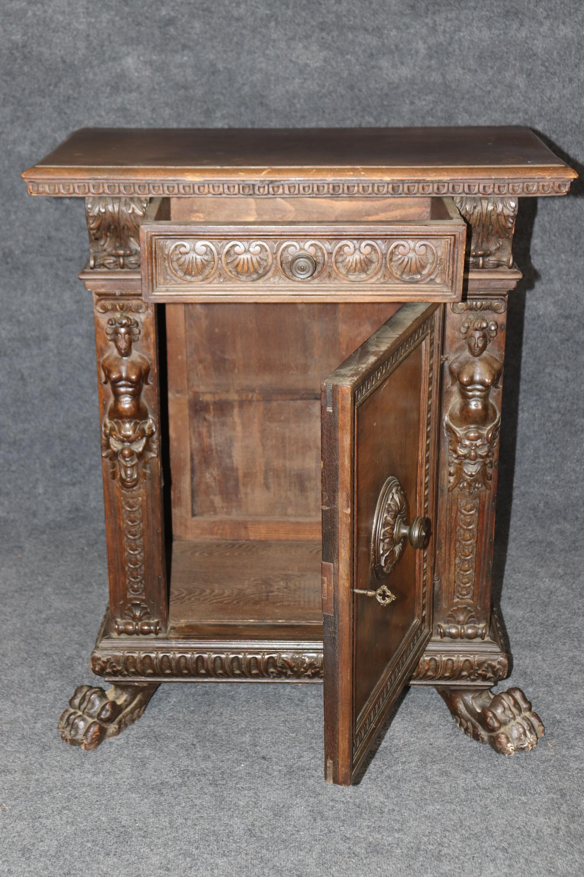 
Se trata de un mueble italiano muy antiguo, de la década de 1780, con figuras talladas y hojas de acanto. El armario es absolutamente precioso y tiene mucho carácter y pátina. La pieza muestra la precisión y pericia de su tallador y el orgullo de