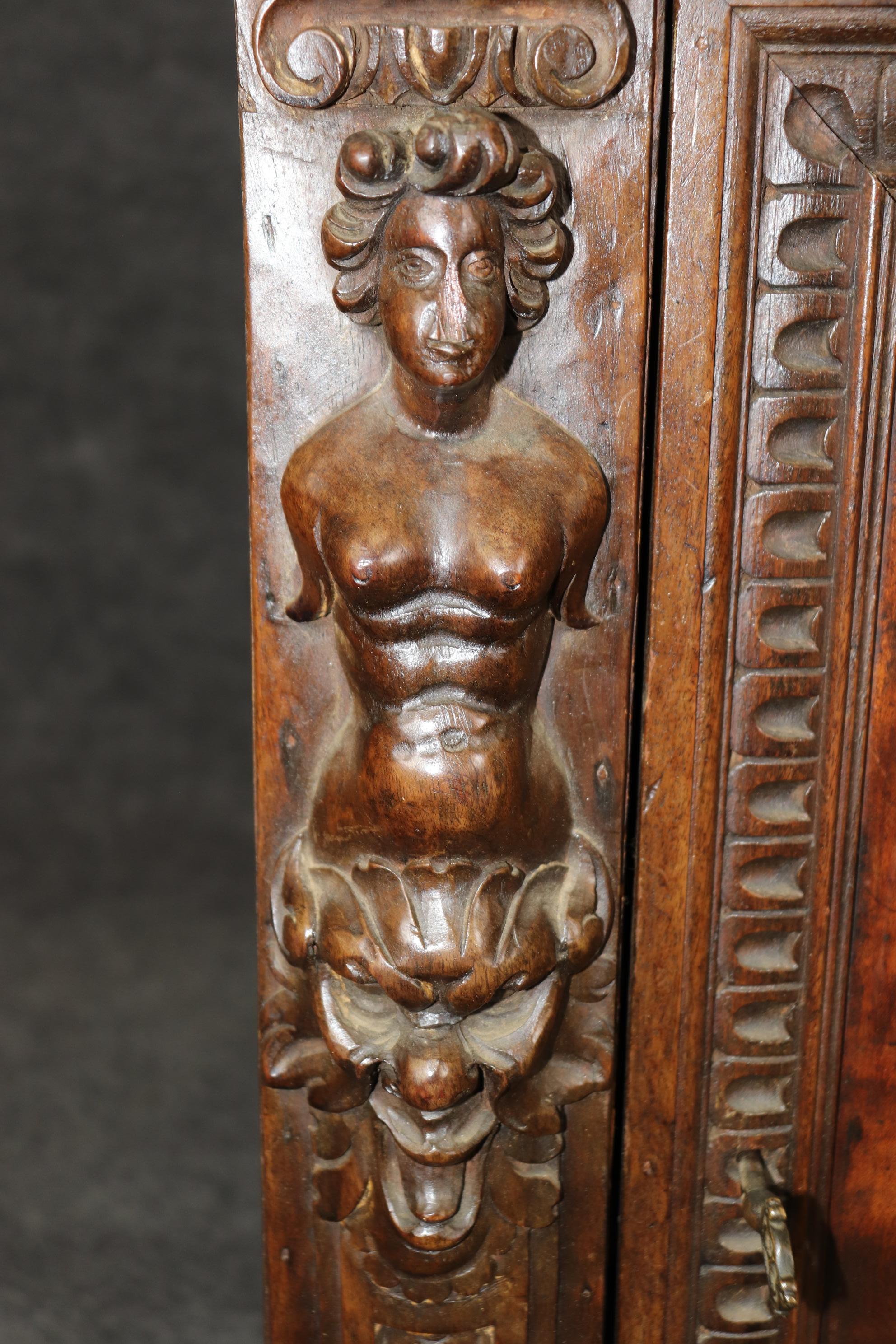 Mueble auxiliar de nogal italiano tallado del siglo XVIII de gran calidad Renacimiento en venta