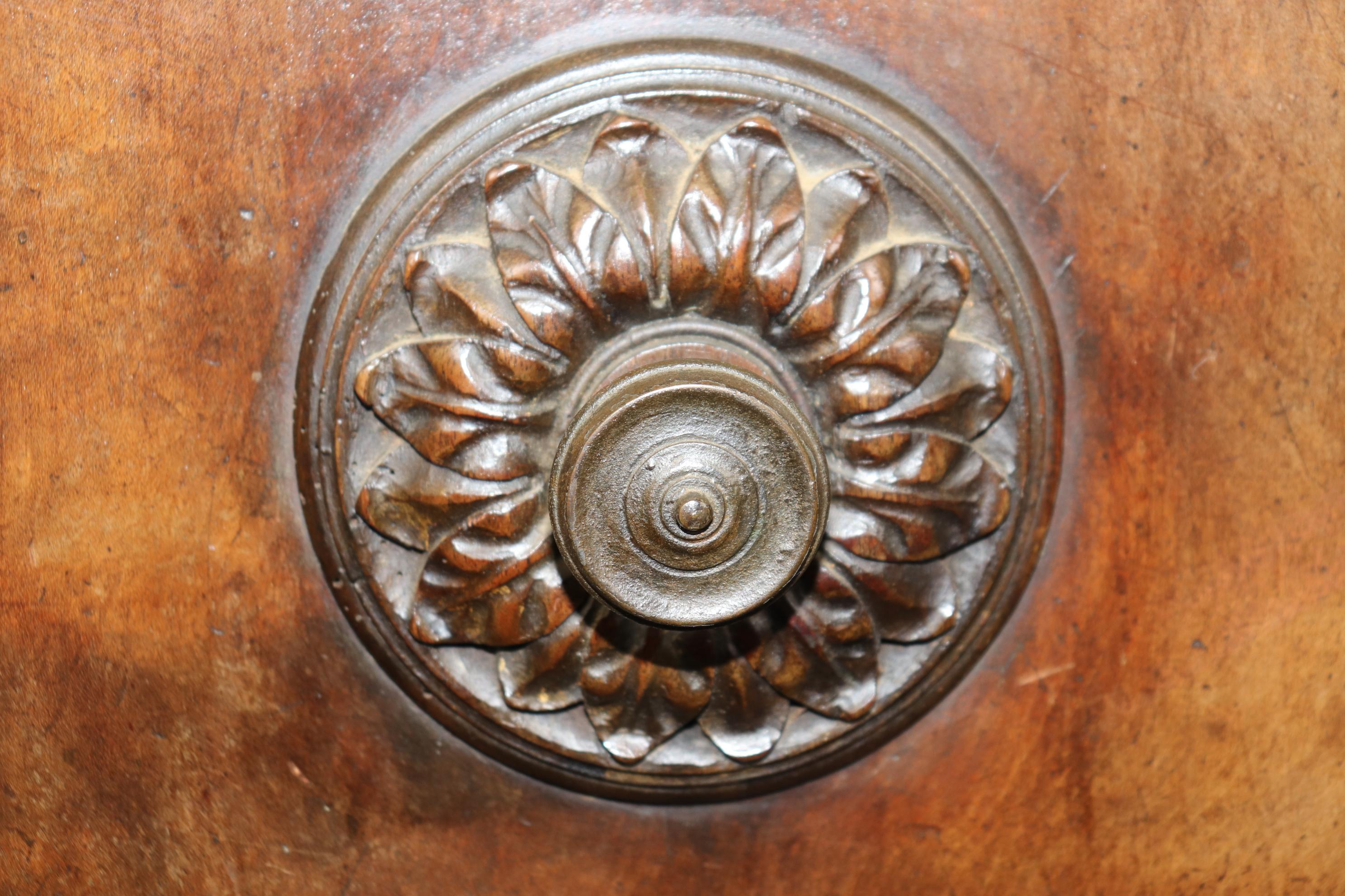 Mueble auxiliar de nogal italiano tallado del siglo XVIII de gran calidad Italiano en venta