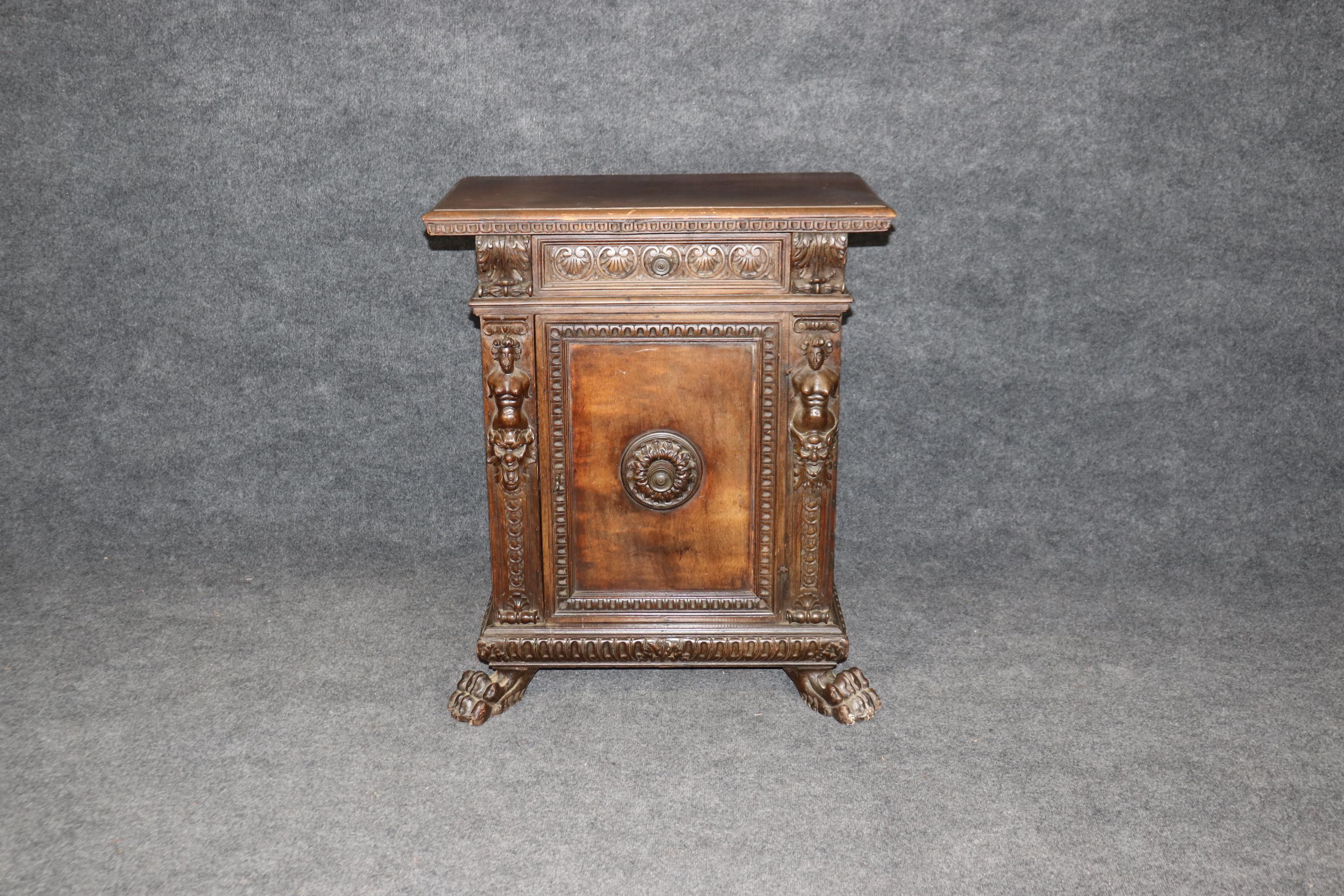 Mueble auxiliar de nogal italiano tallado del siglo XVIII de gran calidad finales del siglo XVIII en venta