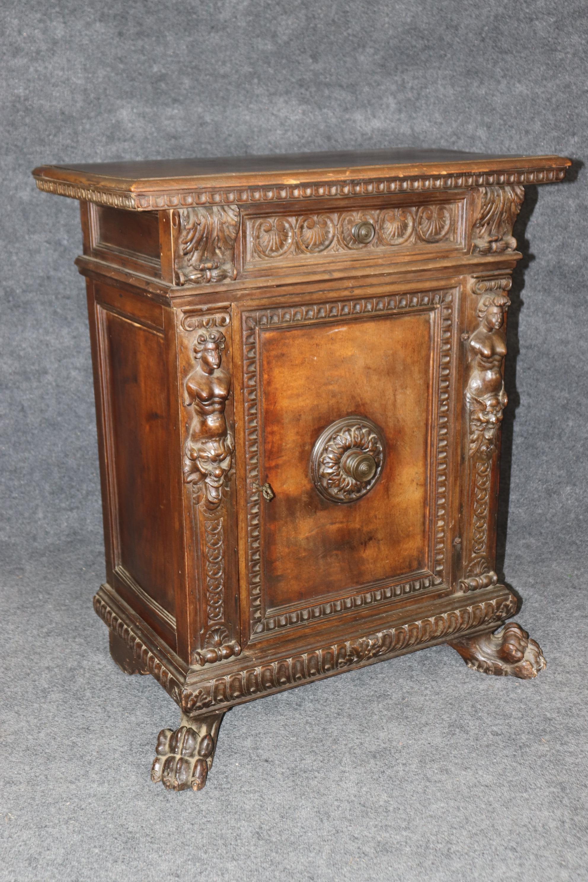Mueble auxiliar de nogal italiano tallado del siglo XVIII de gran calidad Nogal en venta