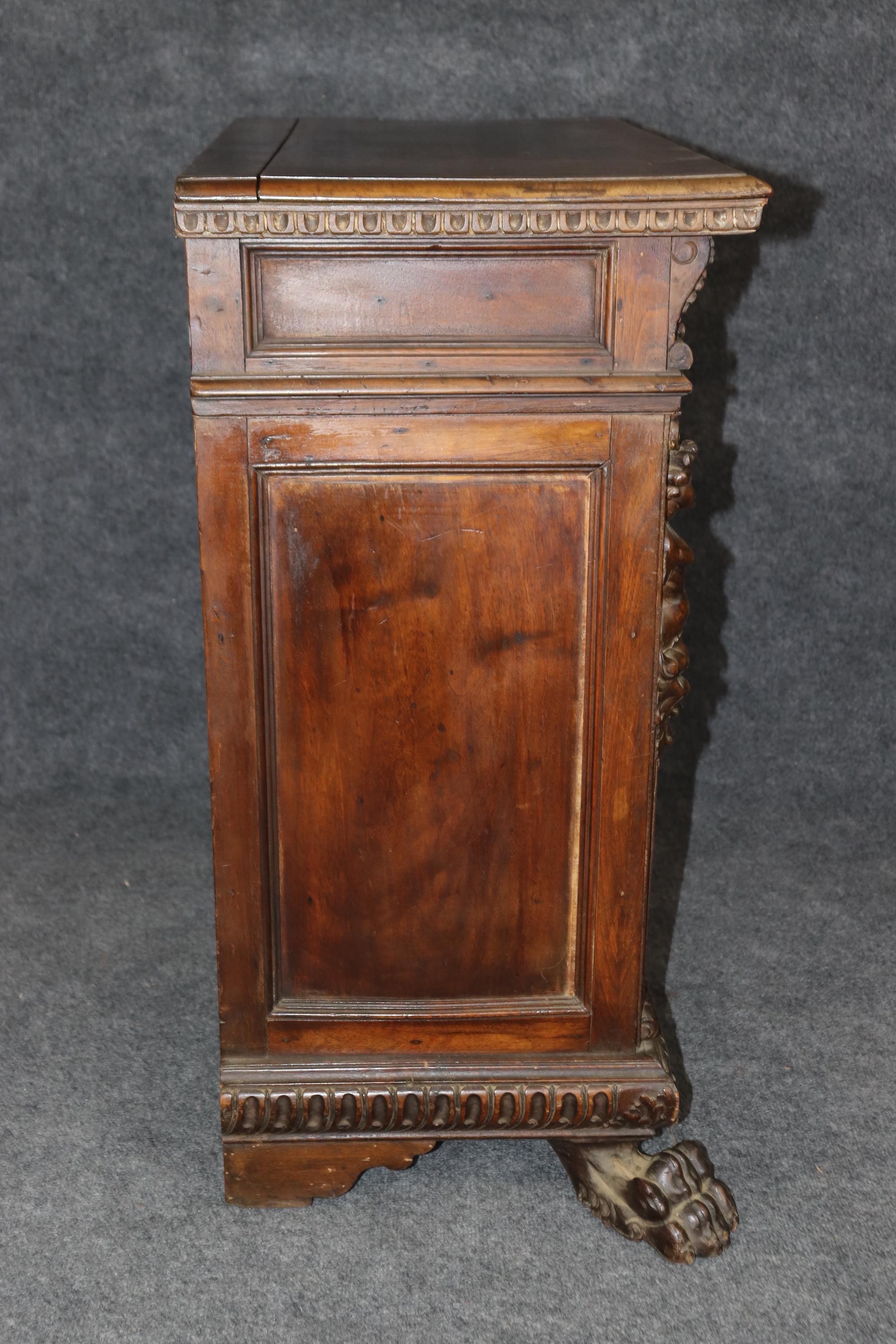 Mueble auxiliar de nogal italiano tallado del siglo XVIII de gran calidad en venta 1