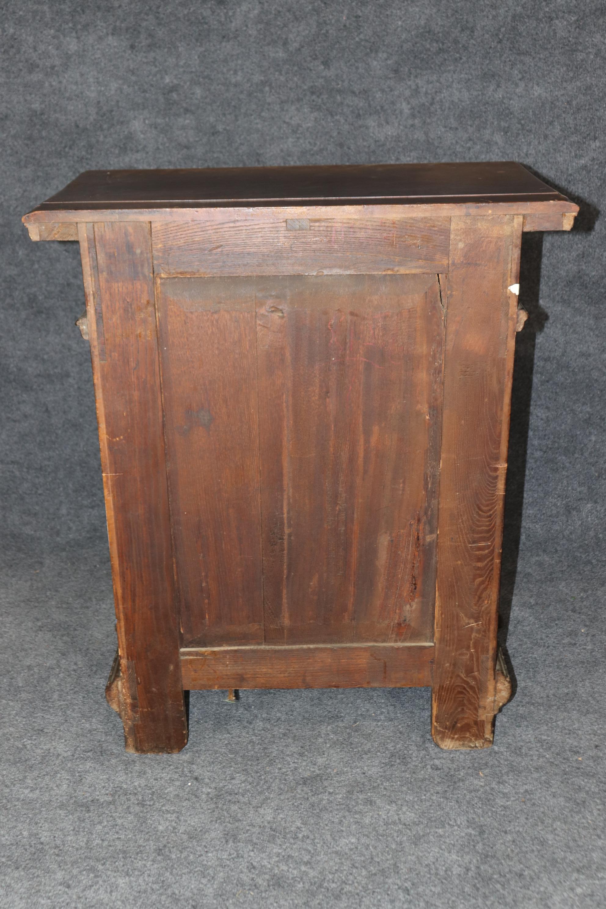Mueble auxiliar de nogal italiano tallado del siglo XVIII de gran calidad en venta 2