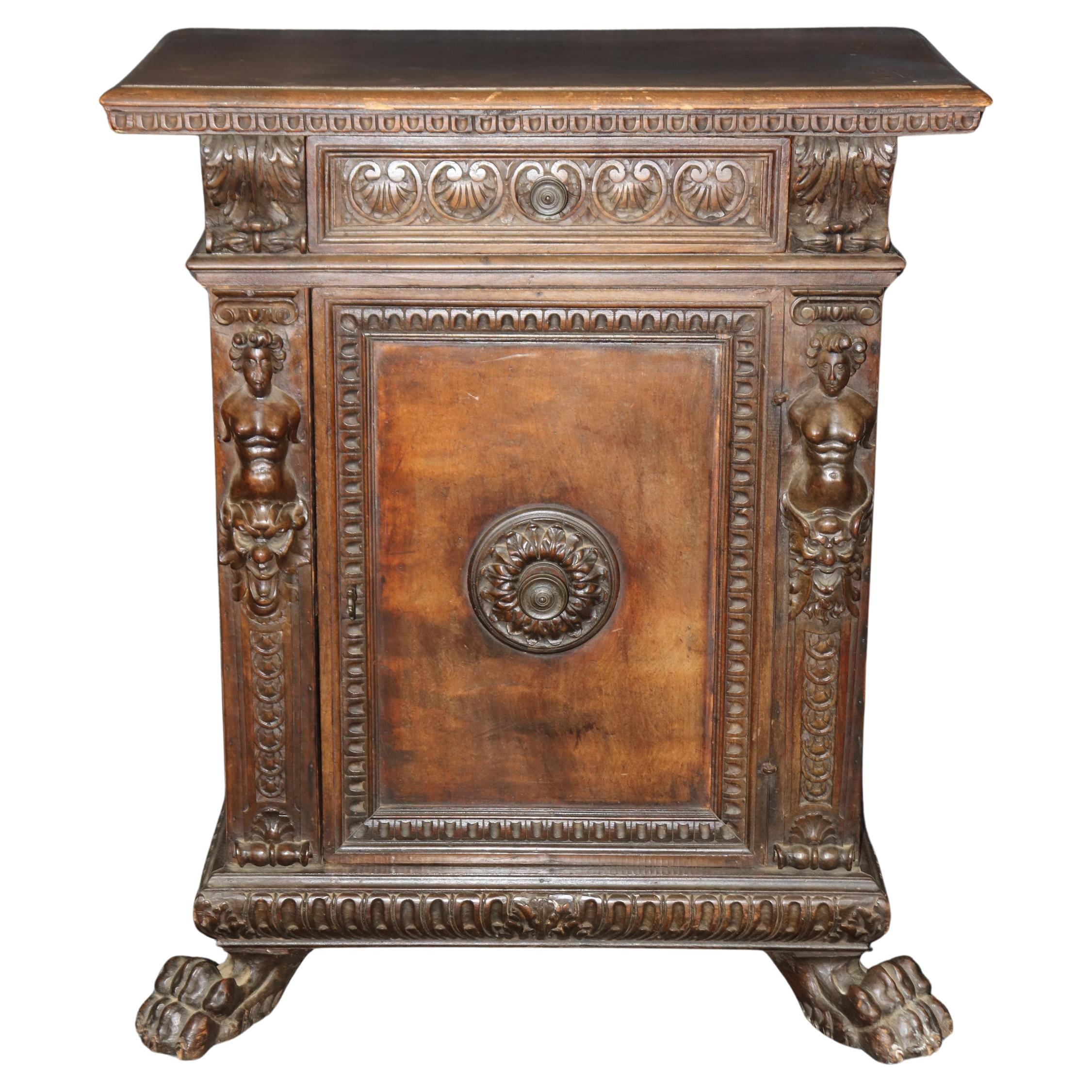 Mueble auxiliar de nogal italiano tallado del siglo XVIII de gran calidad en venta