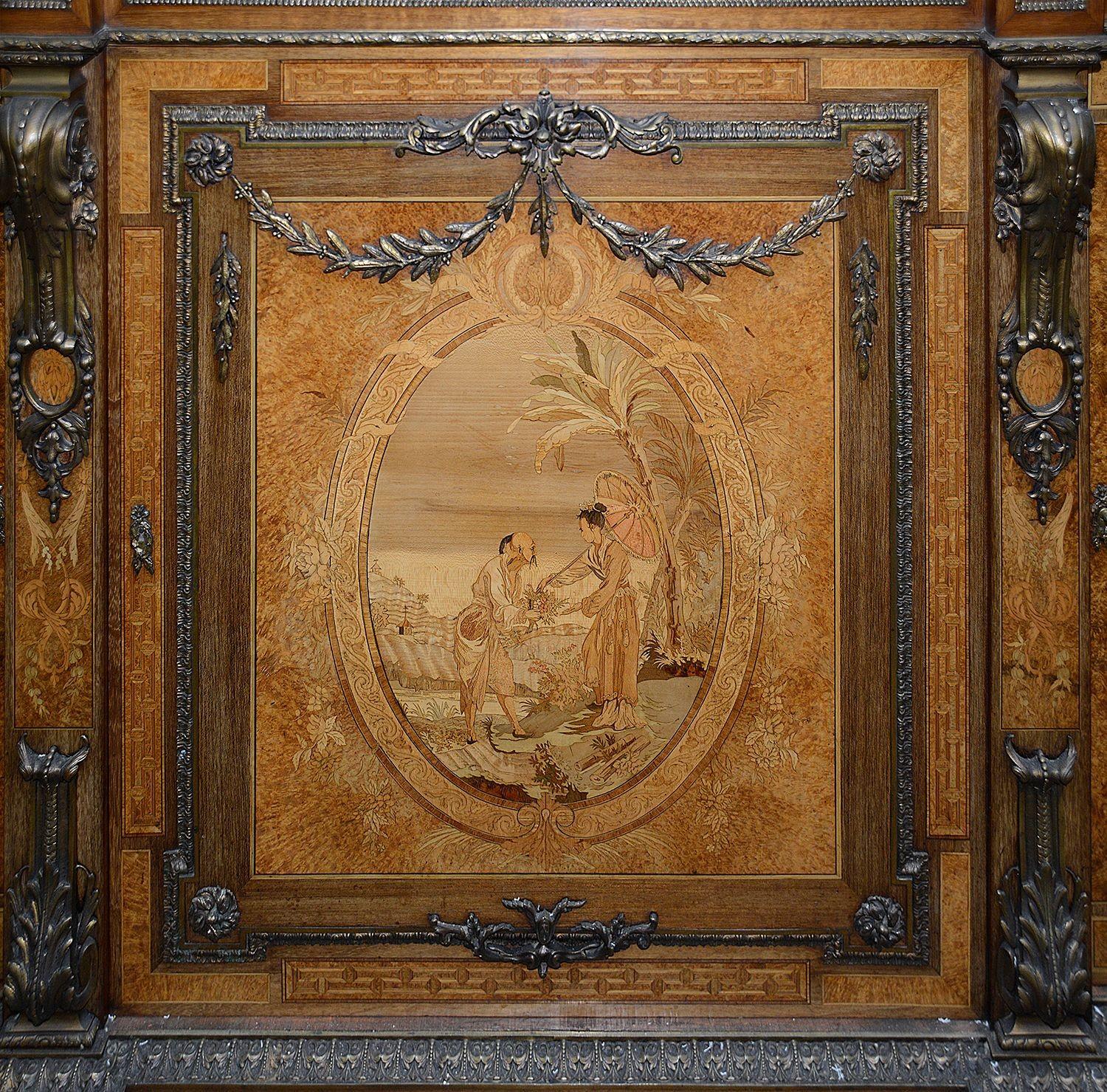Néo-classique Cabinet d'appoint classique en marqueterie du 19ème siècle de haute qualité en vente