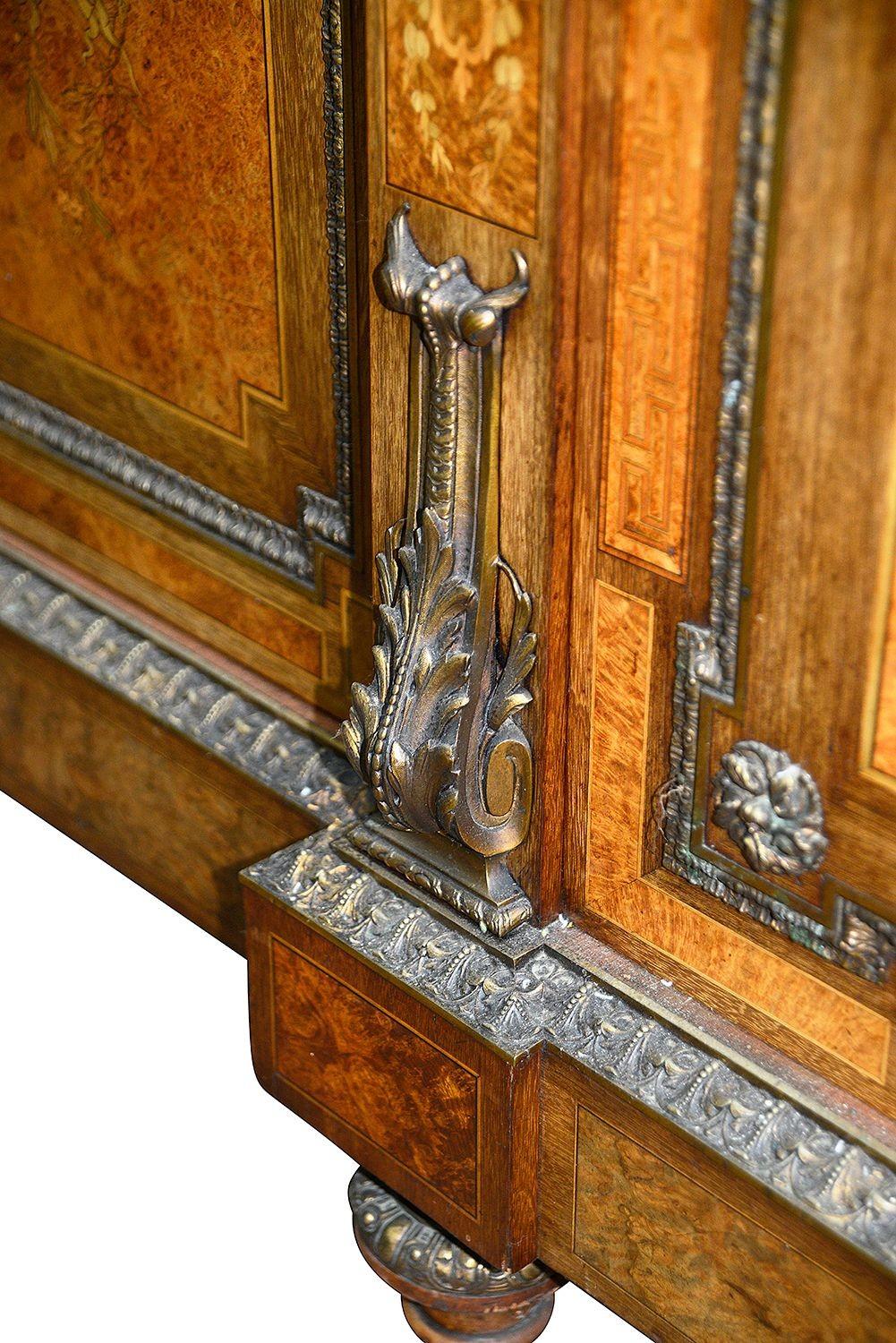Acajou Cabinet d'appoint classique en marqueterie du 19ème siècle de haute qualité en vente
