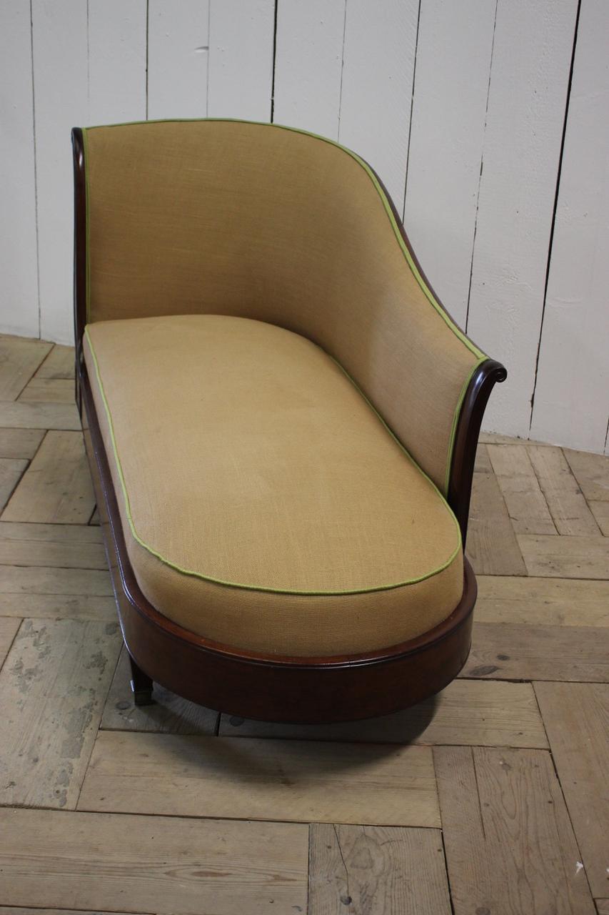 A good quality and retaining the original brass cups, 19th century French chaise long / daybed in mahogany, with a very elegant shape, having been reupholstered by us in linen with contrast green pipping.
Measurements: 42cm High (floor to