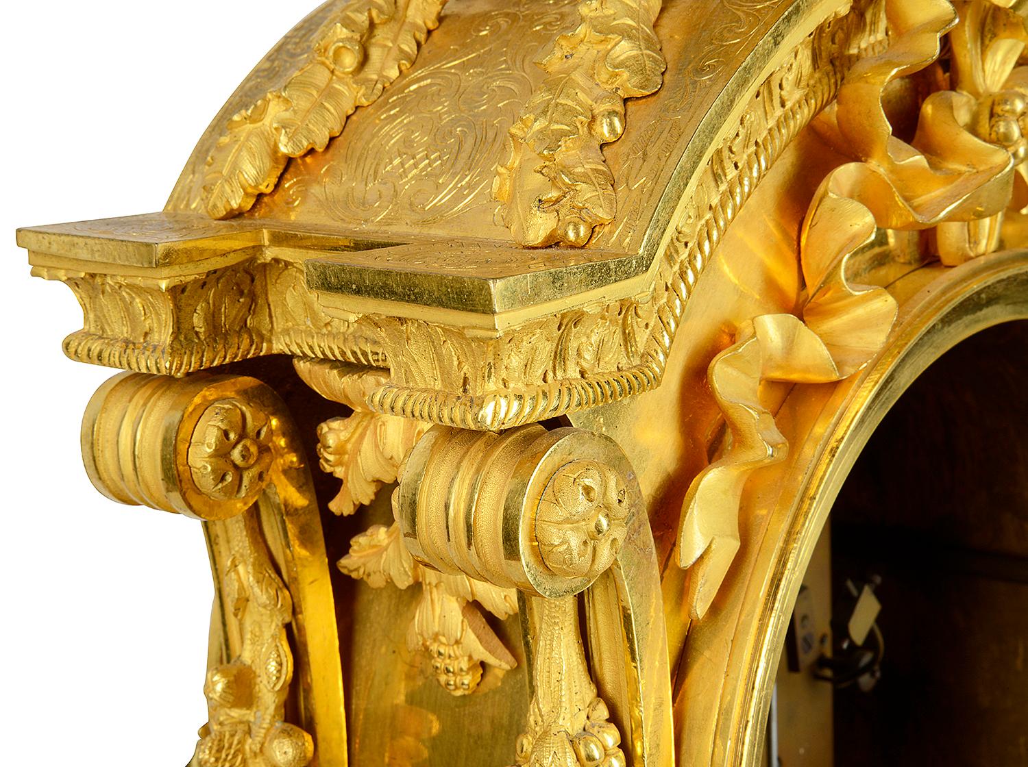 Pendule de cheminée dorée française du 19ème siècle de haute qualité en vente 2