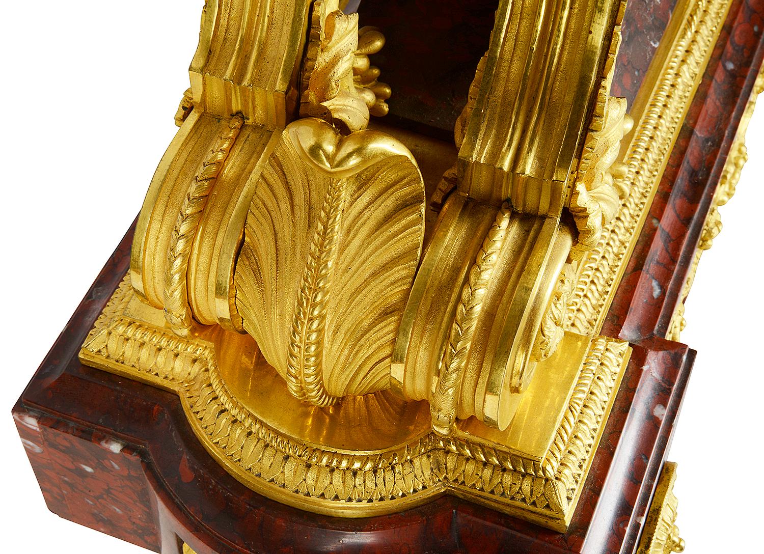 Pendule de cheminée dorée française du 19ème siècle de haute qualité en vente 3