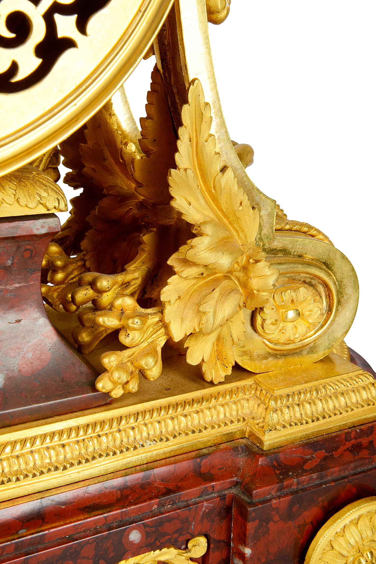 Pendule de cheminée dorée française du 19ème siècle de haute qualité en vente 4