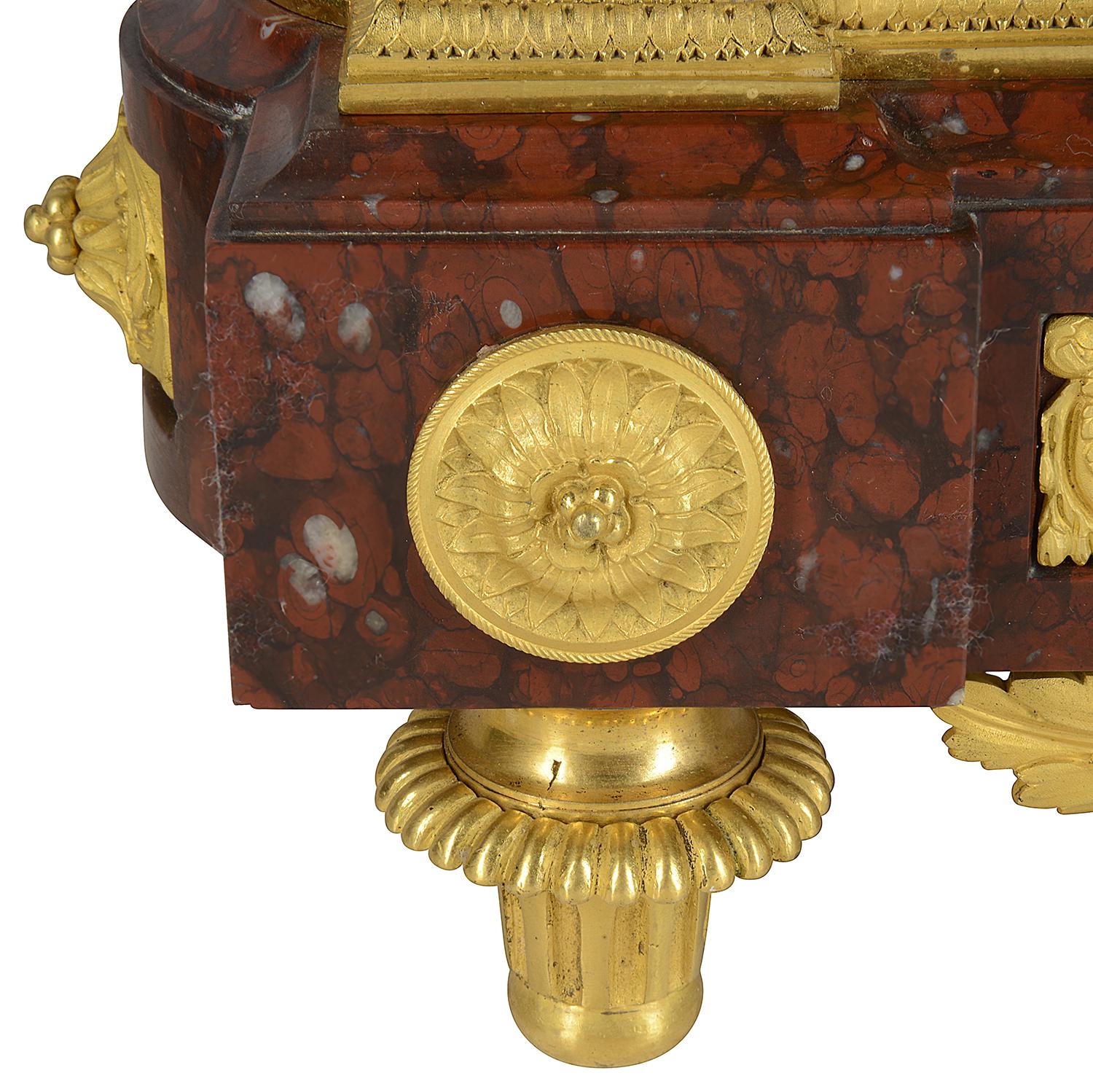 Pendule de cheminée dorée française du 19ème siècle de haute qualité en vente 5