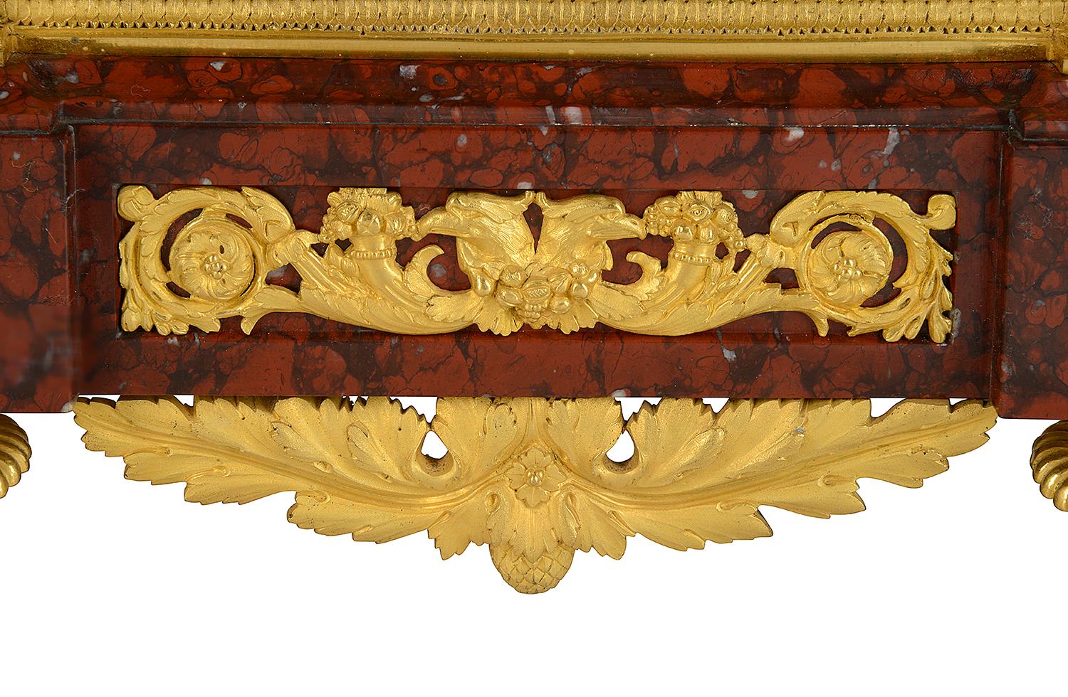 Pendule de cheminée dorée française du 19ème siècle de haute qualité en vente 6