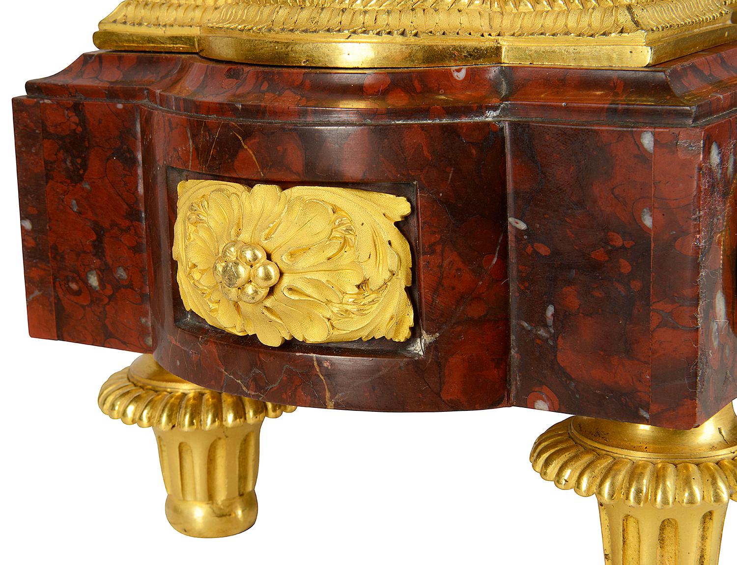 Pendule de cheminée dorée française du 19ème siècle de haute qualité en vente 7