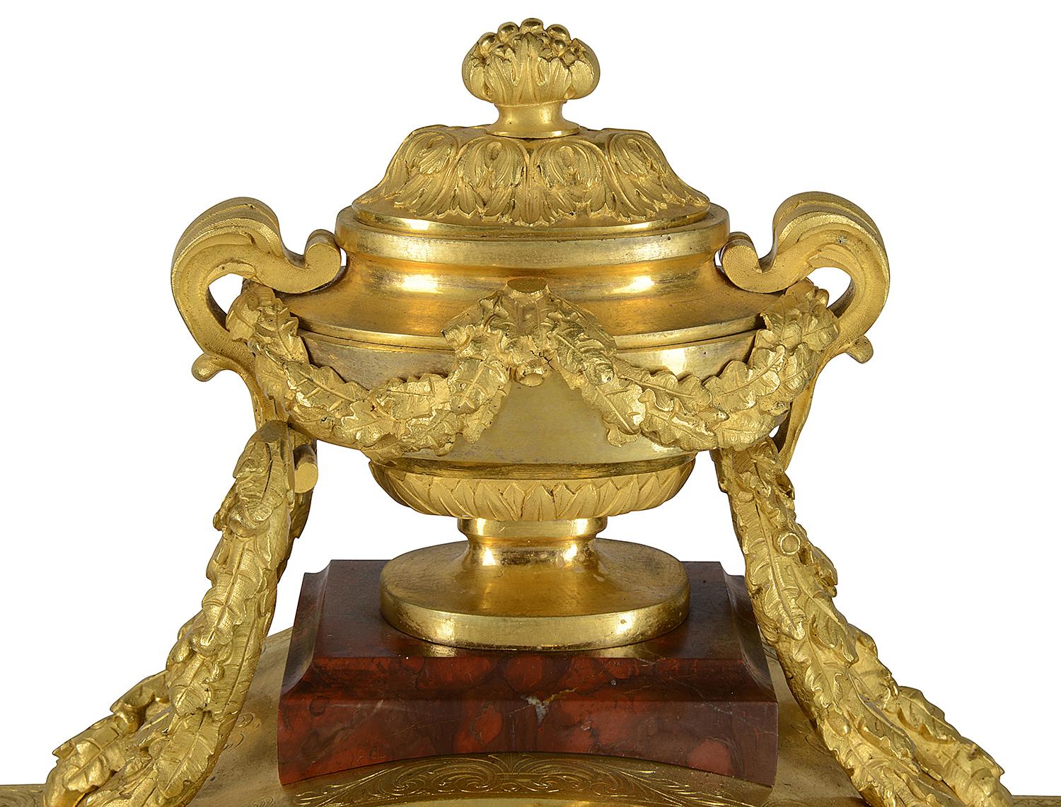 Doré Pendule de cheminée dorée française du 19ème siècle de haute qualité en vente