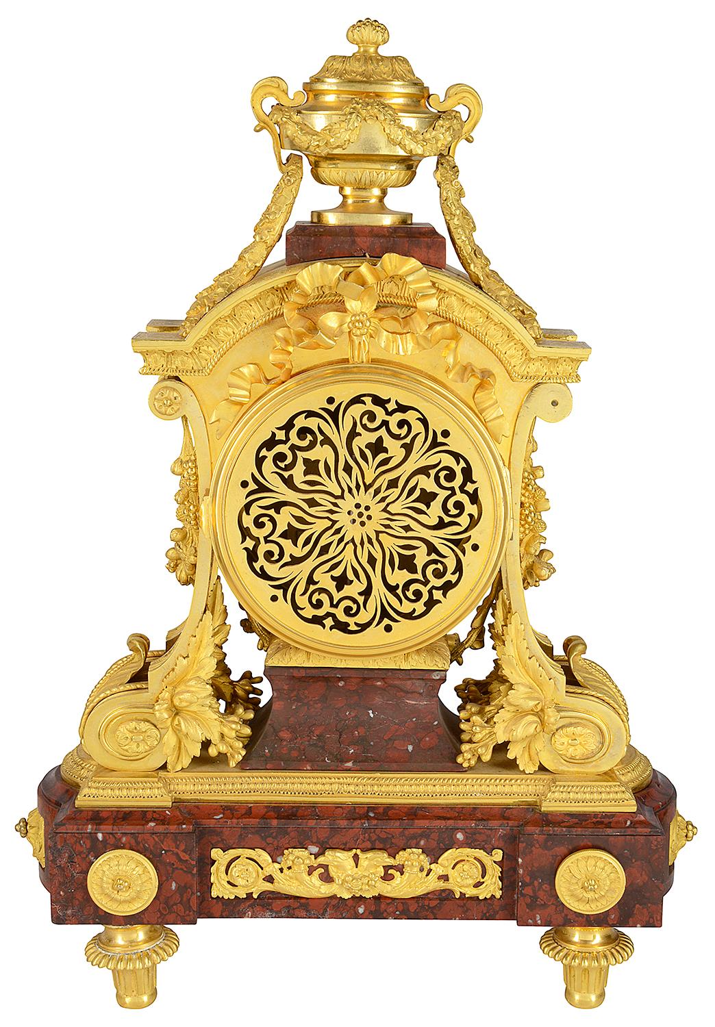 Bronze doré Pendule de cheminée dorée française du 19ème siècle de haute qualité en vente
