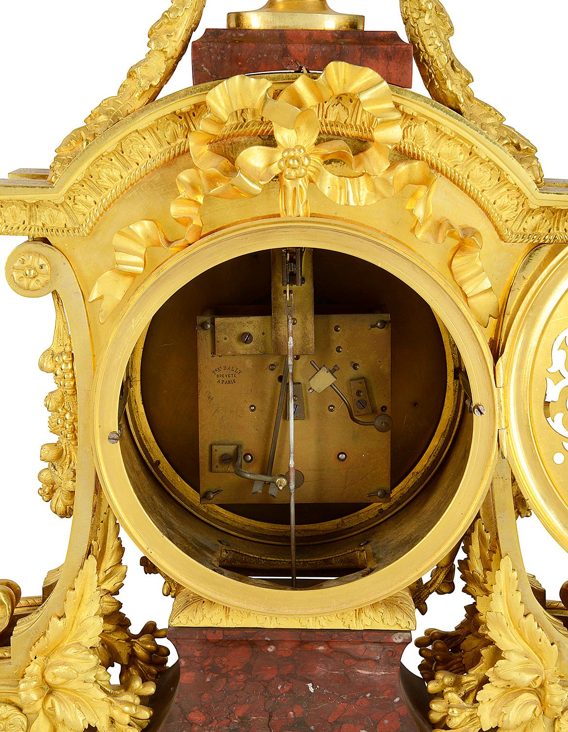 Pendule de cheminée dorée française du 19ème siècle de haute qualité en vente 1
