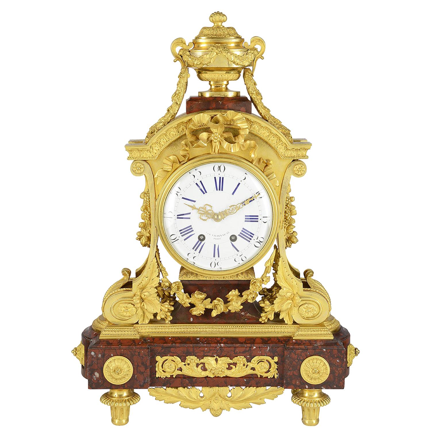 Pendule de cheminée dorée française du 19ème siècle de haute qualité en vente