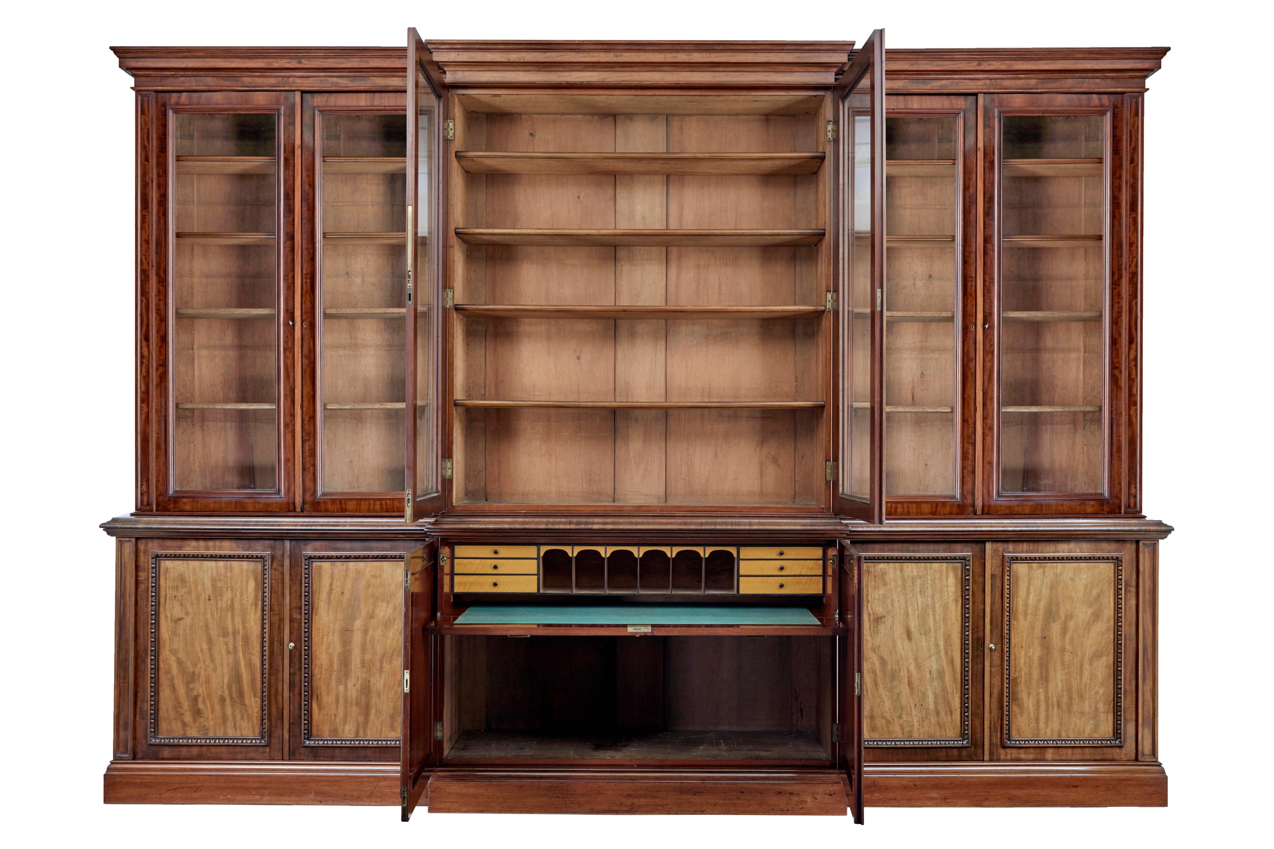 Early Victorian Fine Quality 19th Century Mahogany Breakfront Bookcase of Large Proportions