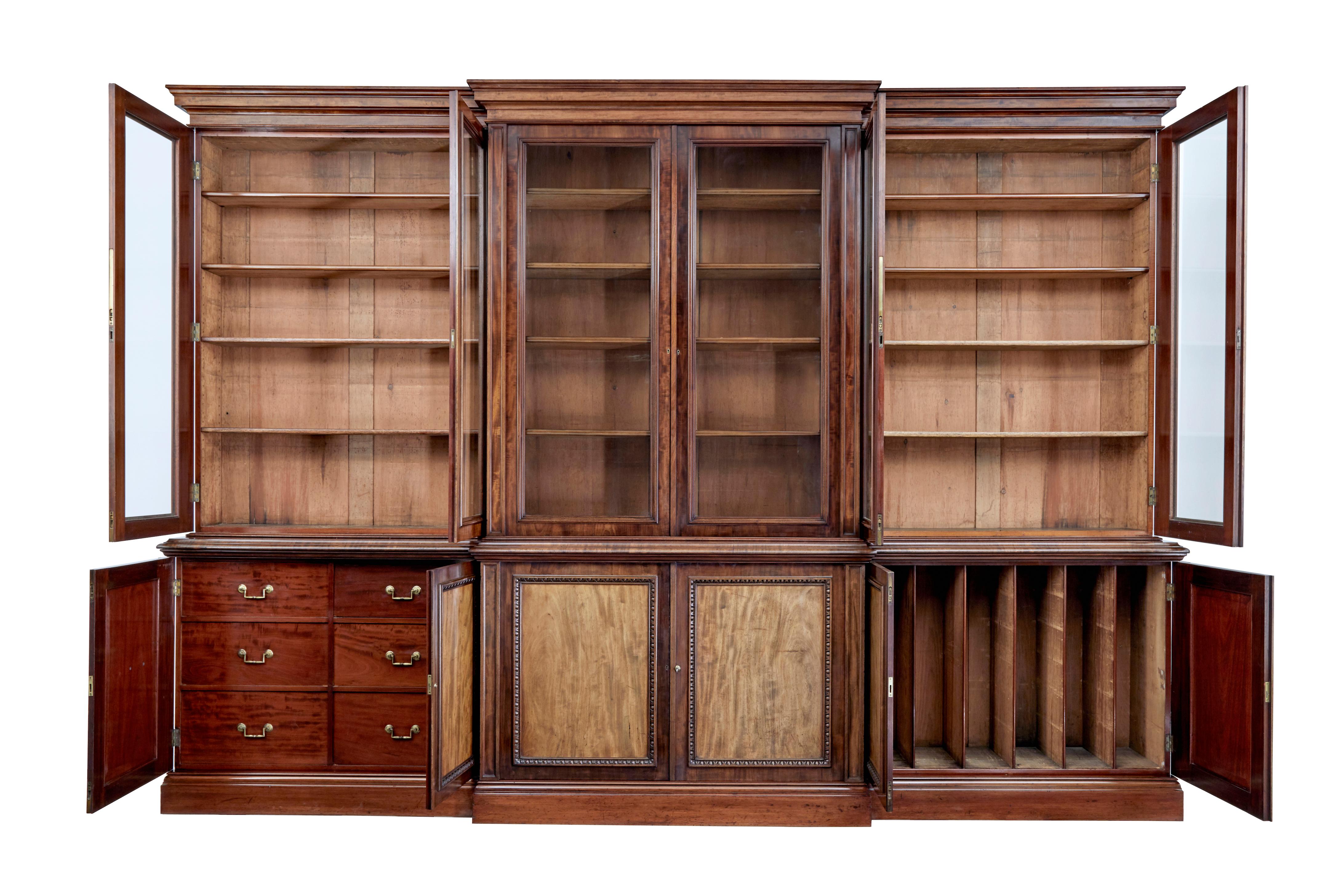 English Fine Quality 19th Century Mahogany Breakfront Bookcase of Large Proportions