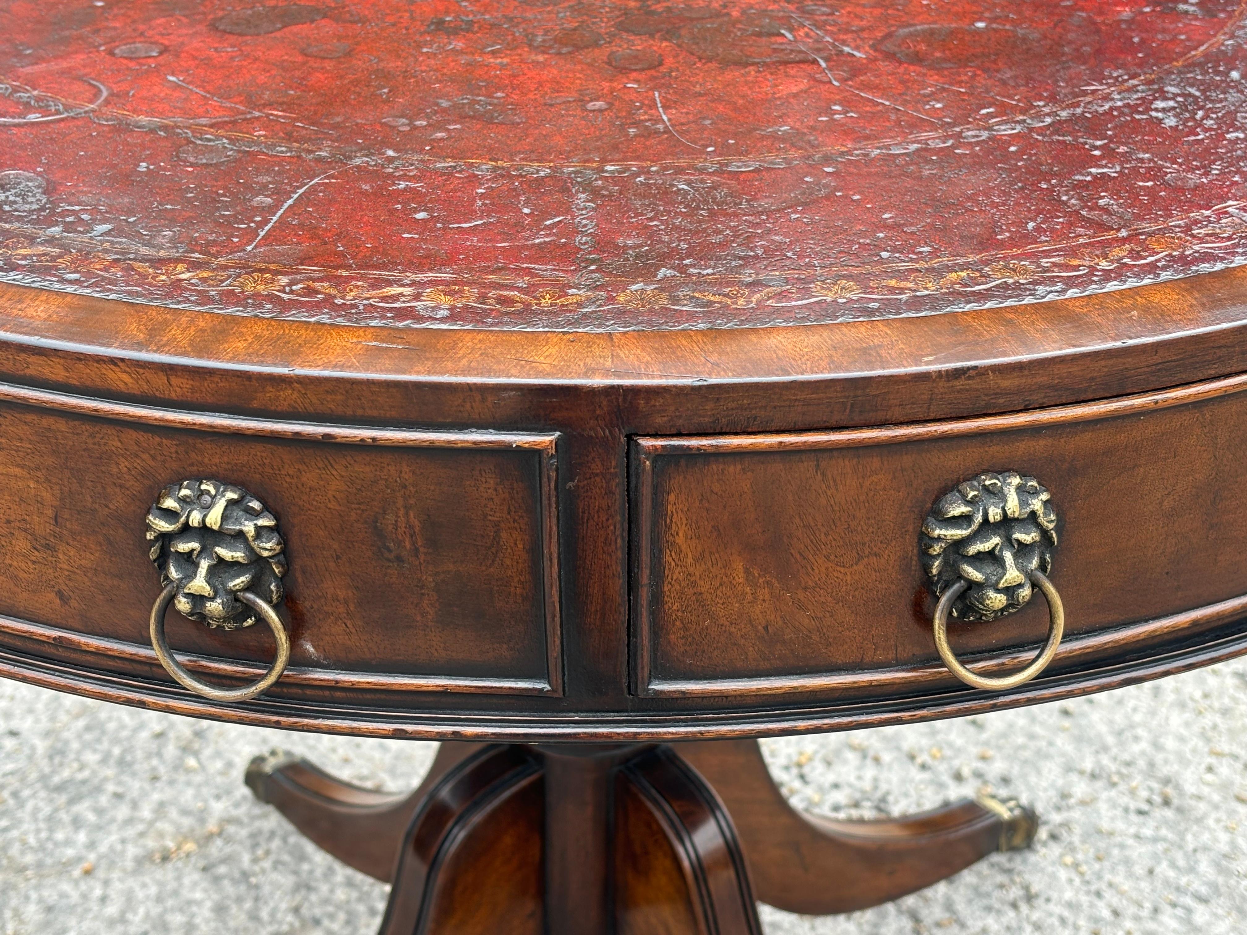 Table à tambour du 19ème siècle en acajou bourgogne avec plateau en cuir de qualité supérieure en vente 3