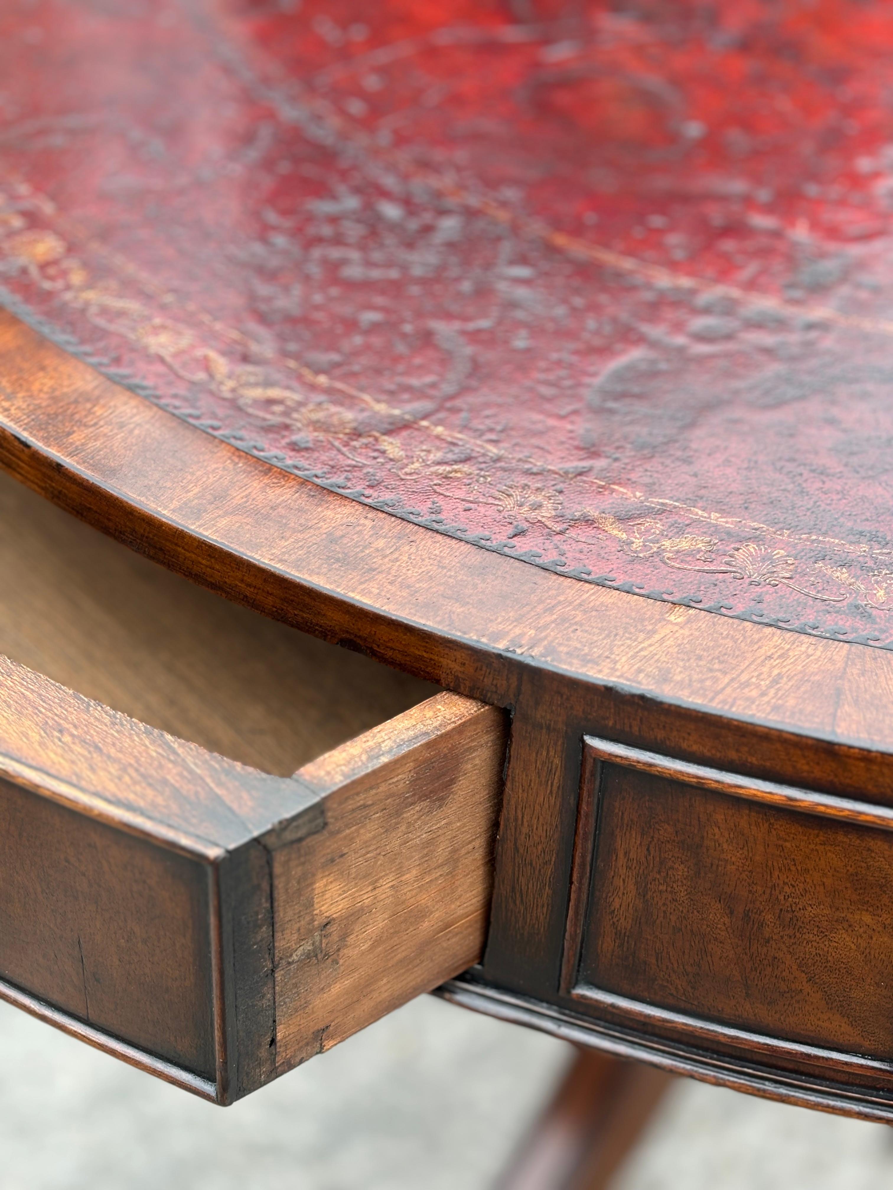 Table à tambour du 19ème siècle en acajou bourgogne avec plateau en cuir de qualité supérieure en vente 4