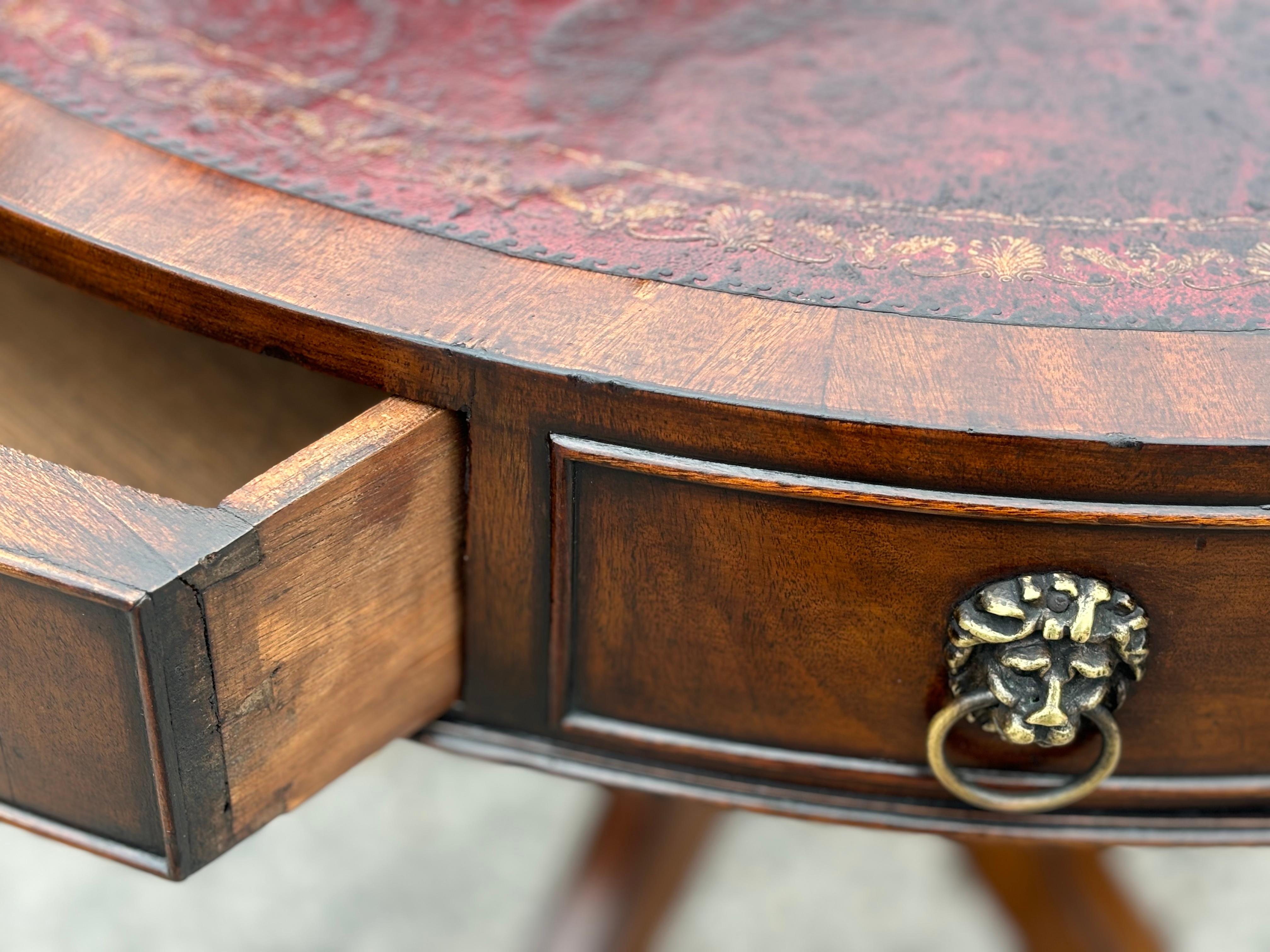 Table à tambour du 19ème siècle en acajou bourgogne avec plateau en cuir de qualité supérieure en vente 5
