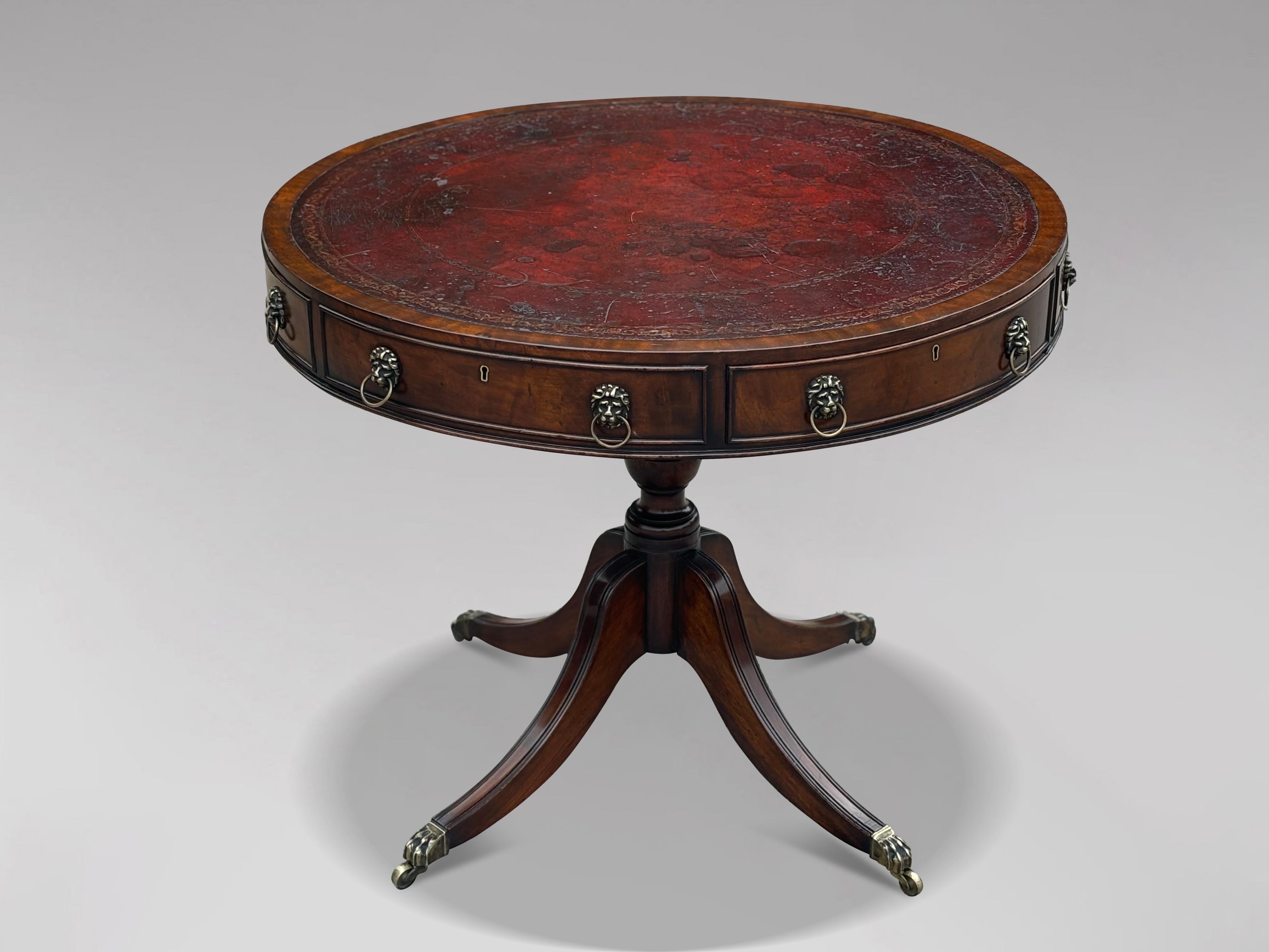 Cette table à tambour en acajou de qualité supérieure, datant de la fin du XIXe siècle et du début du XXe siècle, d'époque édouardienne, témoigne d'un savoir-faire exceptionnel et d'une élégante conception géorgienne. Il présente un insert en cuir