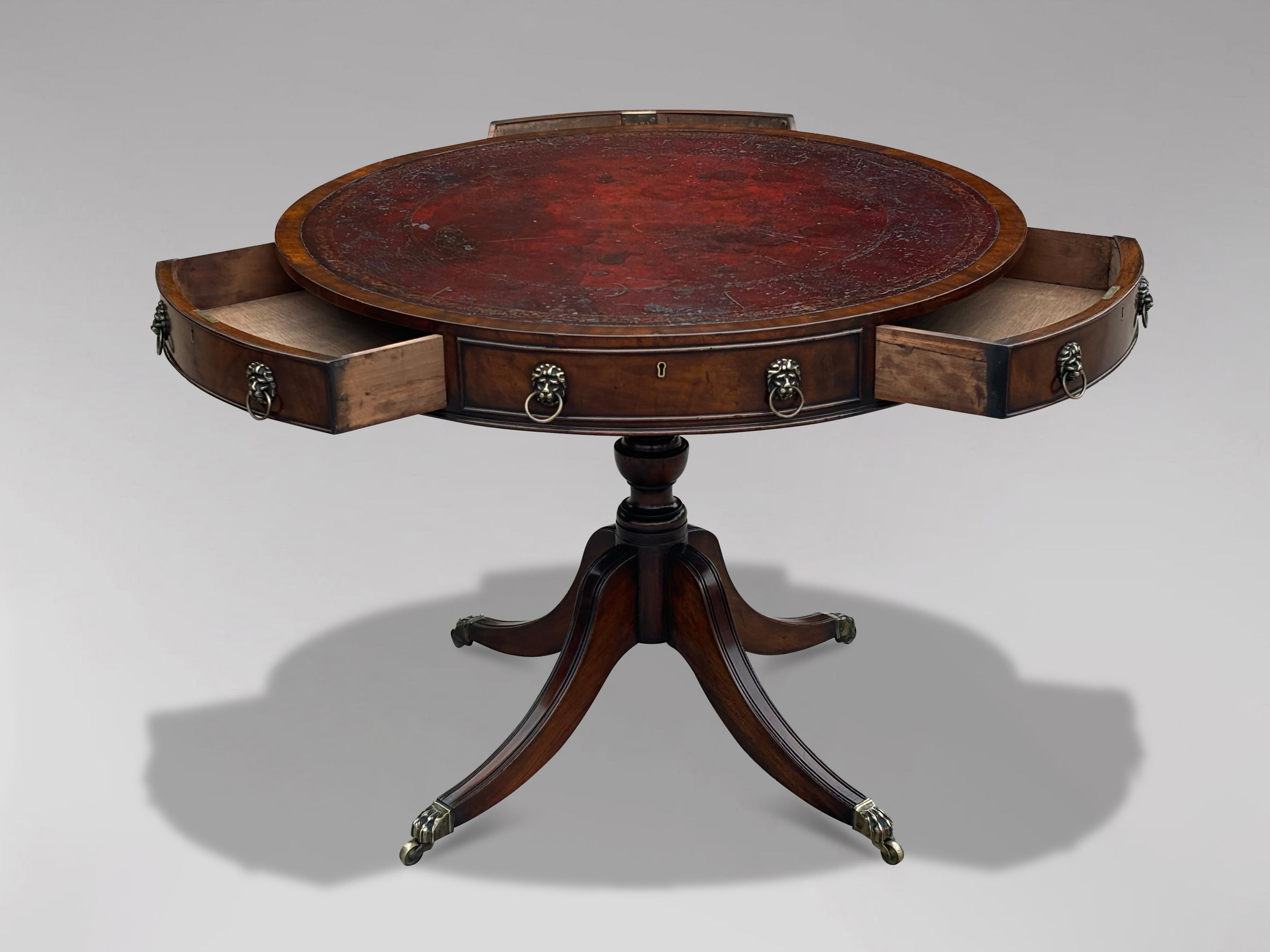 Table à tambour du 19ème siècle en acajou bourgogne avec plateau en cuir de qualité supérieure Bon état - En vente à Petworth,West Sussex, GB