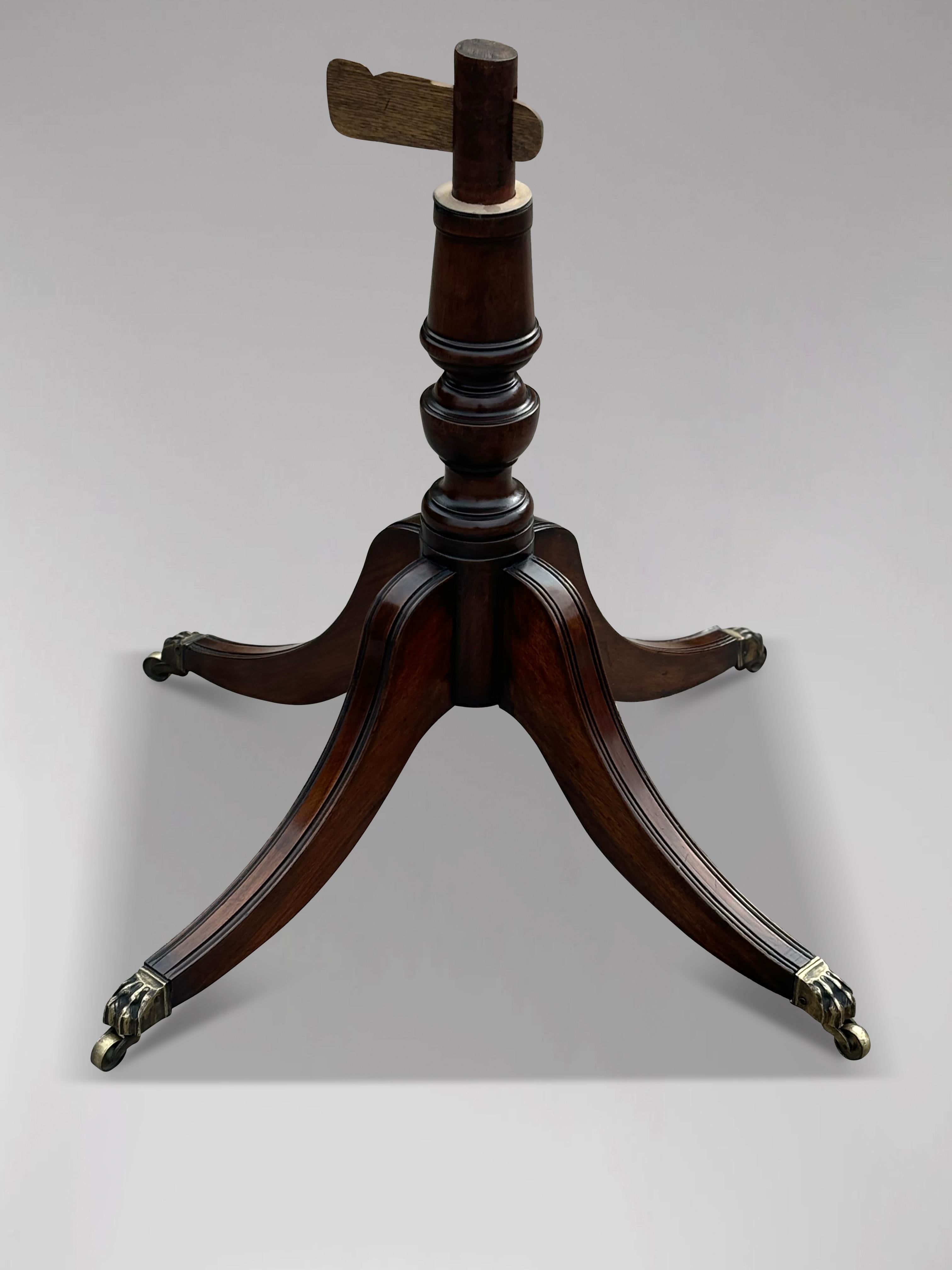 XIXe siècle Table à tambour du 19ème siècle en acajou bourgogne avec plateau en cuir de qualité supérieure en vente