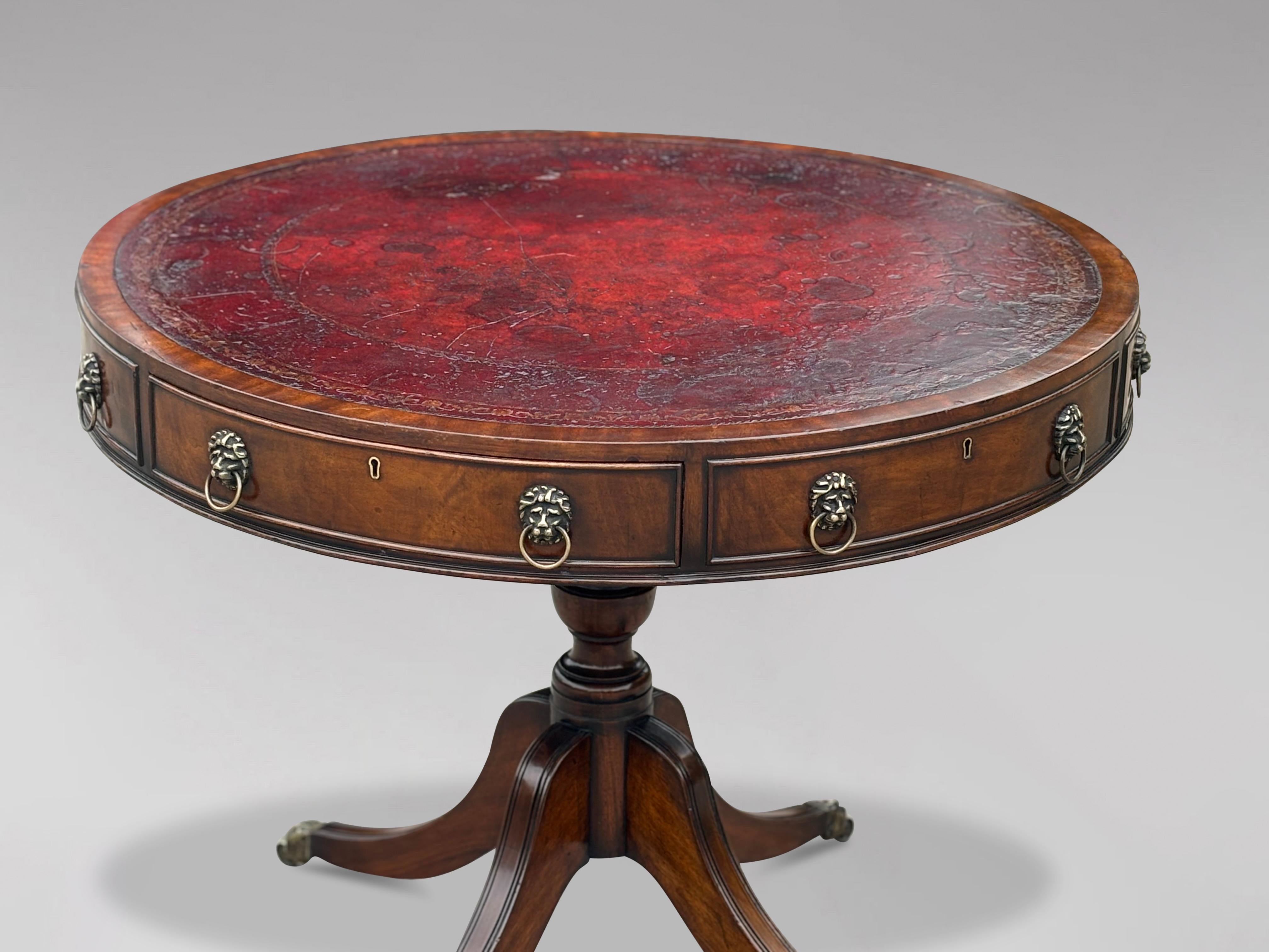 Cuir Table à tambour du 19ème siècle en acajou bourgogne avec plateau en cuir de qualité supérieure en vente