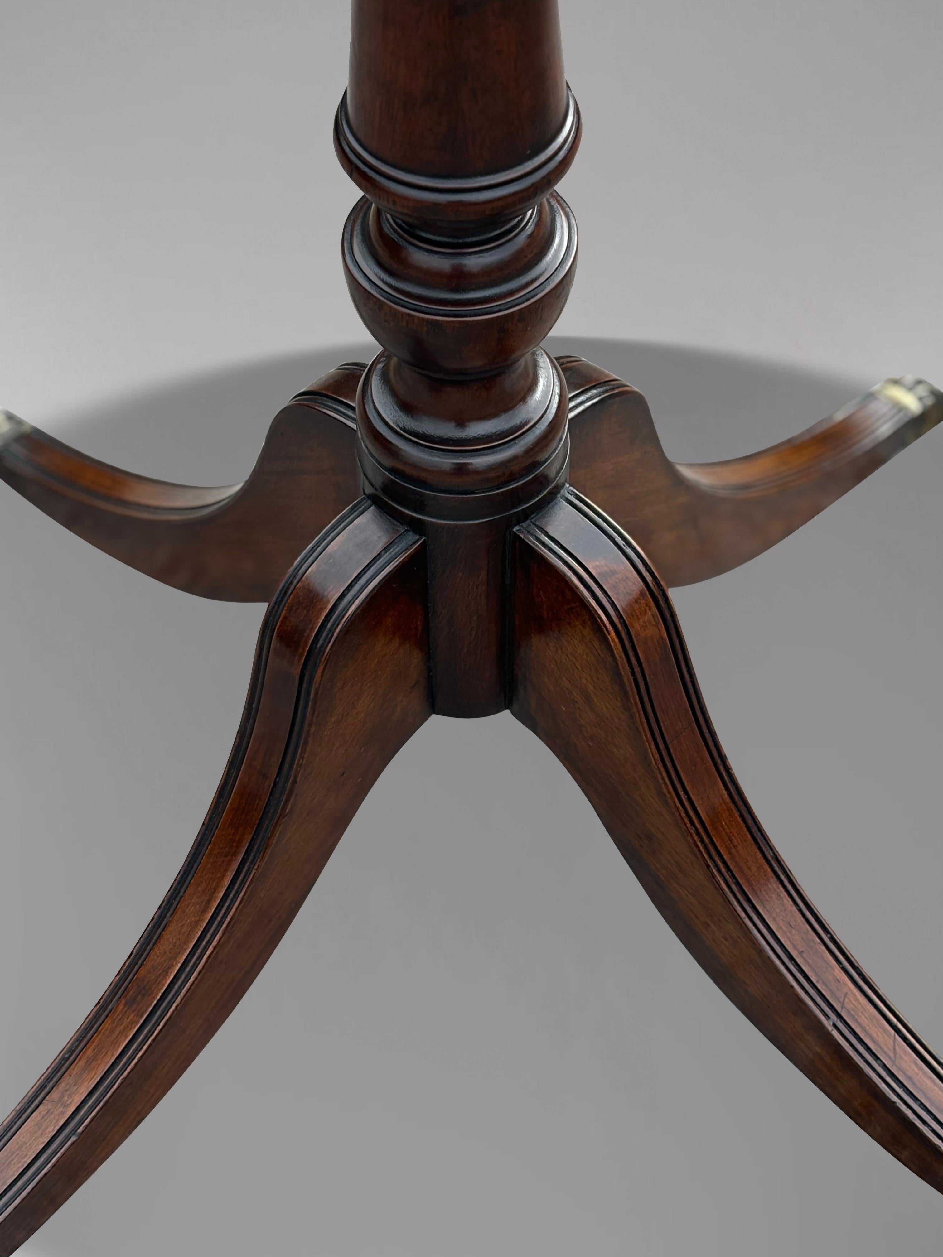 Table à tambour du 19ème siècle en acajou bourgogne avec plateau en cuir de qualité supérieure en vente 1