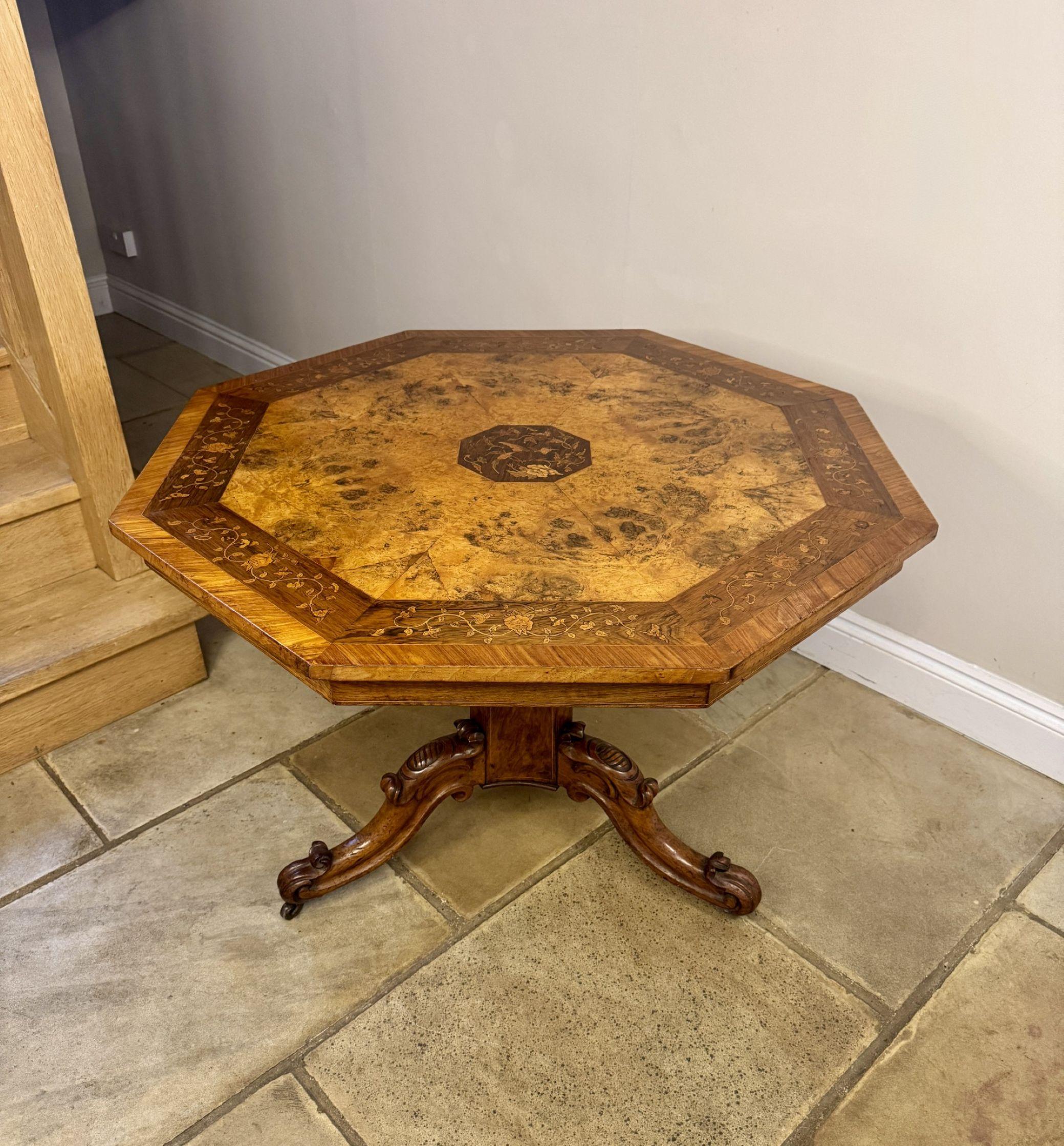 Tavolo da centro ottagonale intarsiato di qualità del XIX secolo