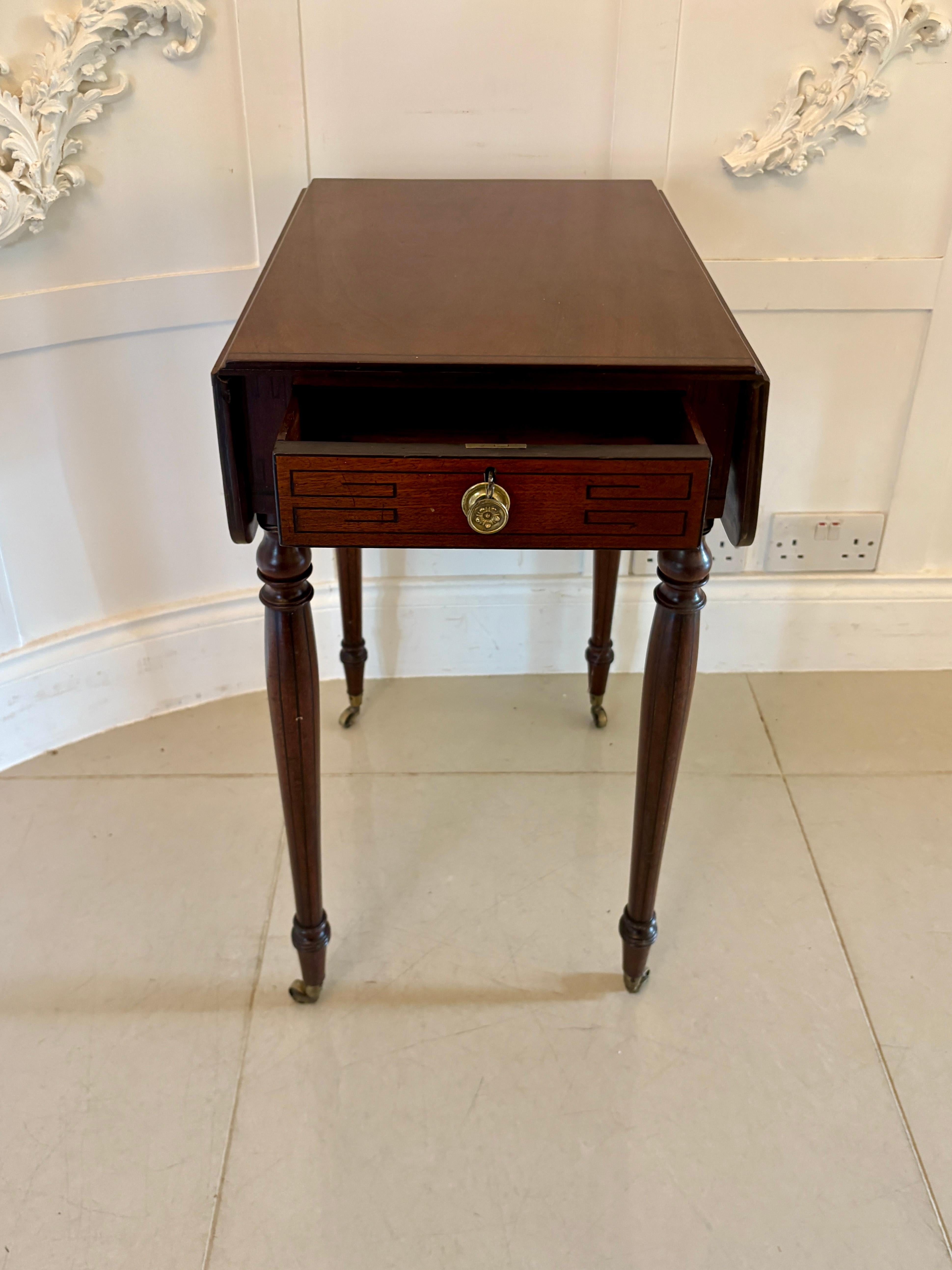 Lampe/table d'appoint de belle qualité, de style Regency du 19e siècle, avec un plateau en acajou de belle qualité, deux feuilles tombantes avec incrustation d'ébène, reposant sur quatre pieds tournés avec incrustation d'ébène et roulettes d'origine