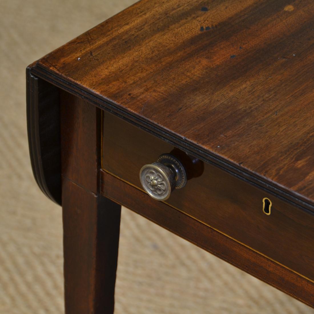 Fine Quality 19th Century Regency Mahogany Antique Small Drop Leaf Table In Good Condition In Link 59 Business Park, Clitheroe