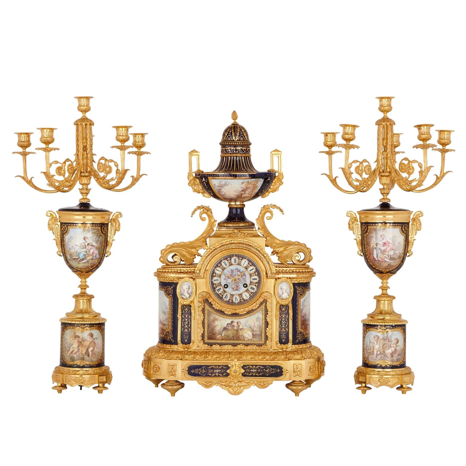 Garniture de pendule de style Sèvres du 19e siècle de belle qualité