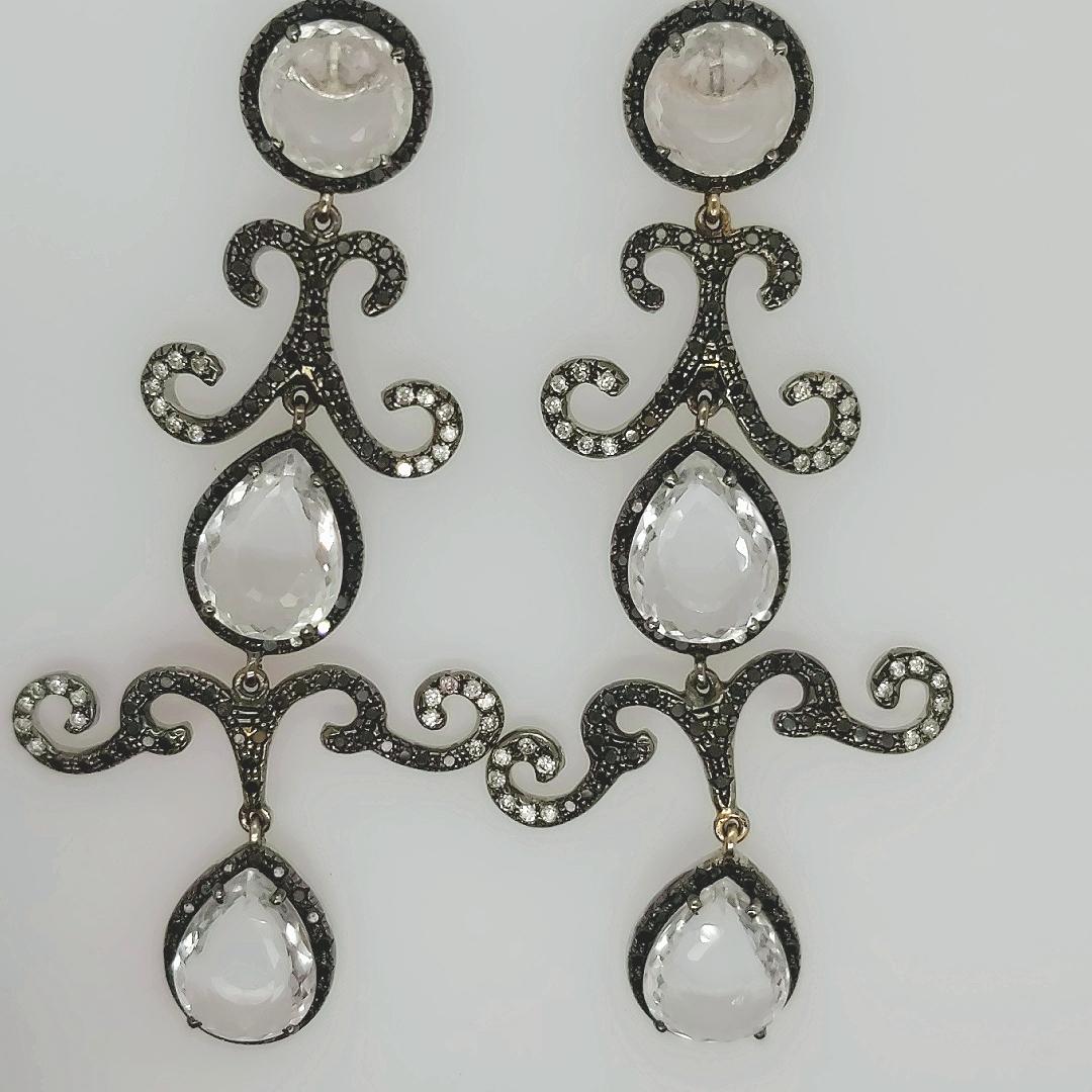 Boucles d'oreilles en or blanc 18 carats avec diamants noirs et blancs de 4,40 carats de qualité supérieure Pour femmes en vente