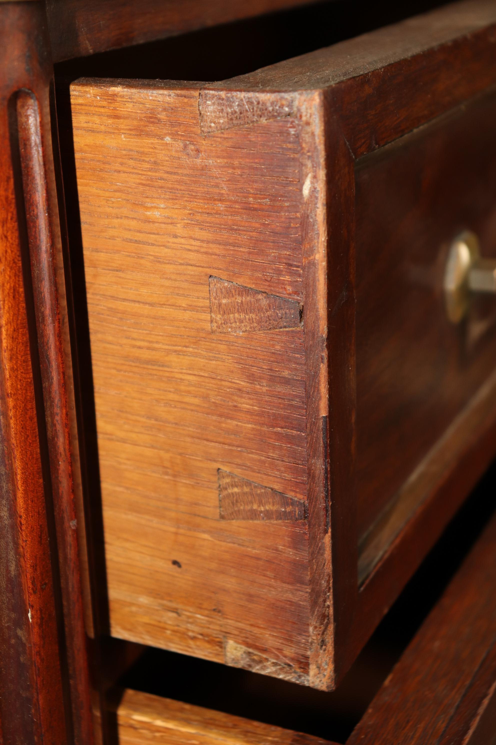 Comò alto Luigi XVI di alta qualità con 6 cassetti in ottone francese e piano in marmo in vendita 4