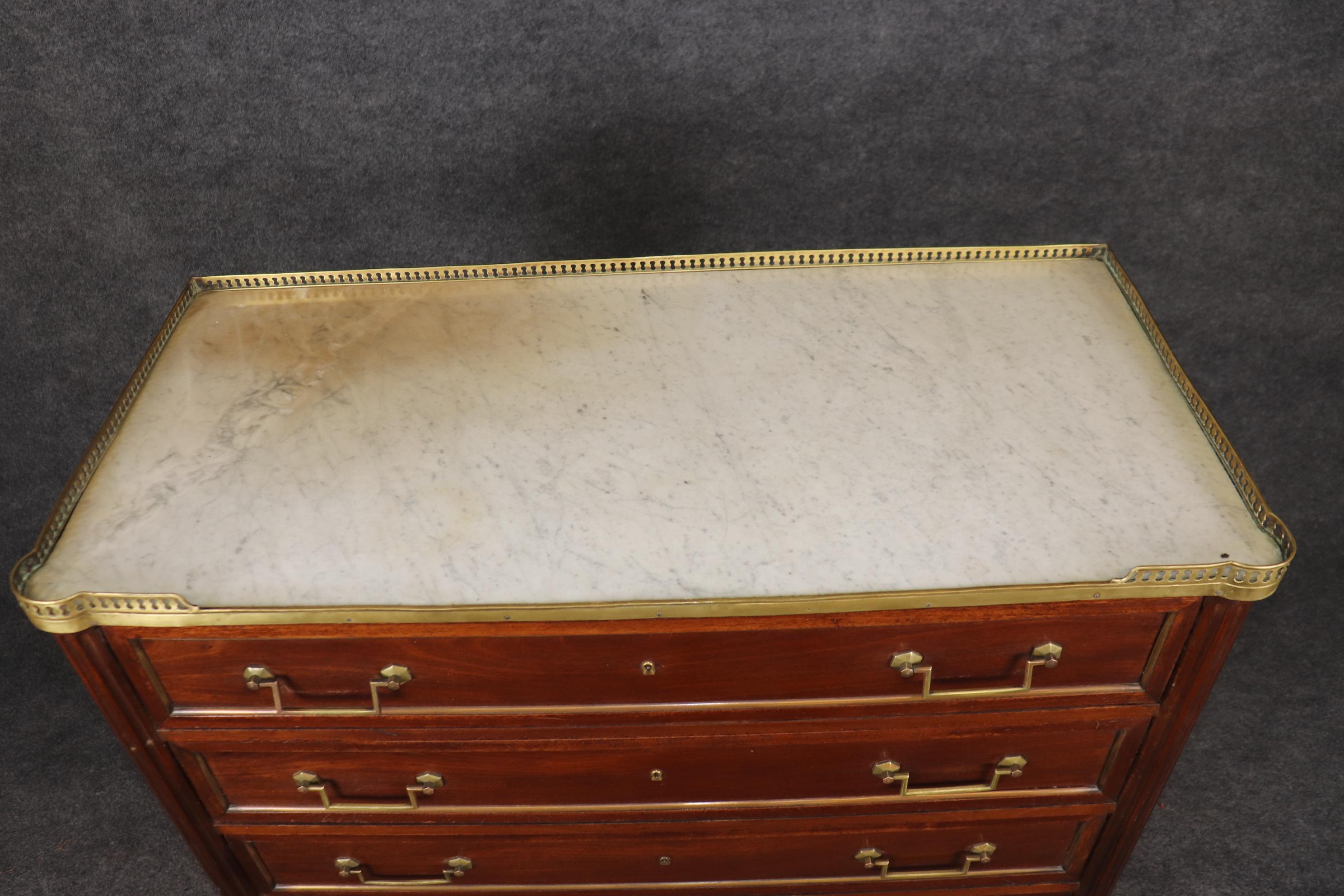 Comò alto Luigi XVI di alta qualità con 6 cassetti in ottone francese e piano in marmo in vendita 5