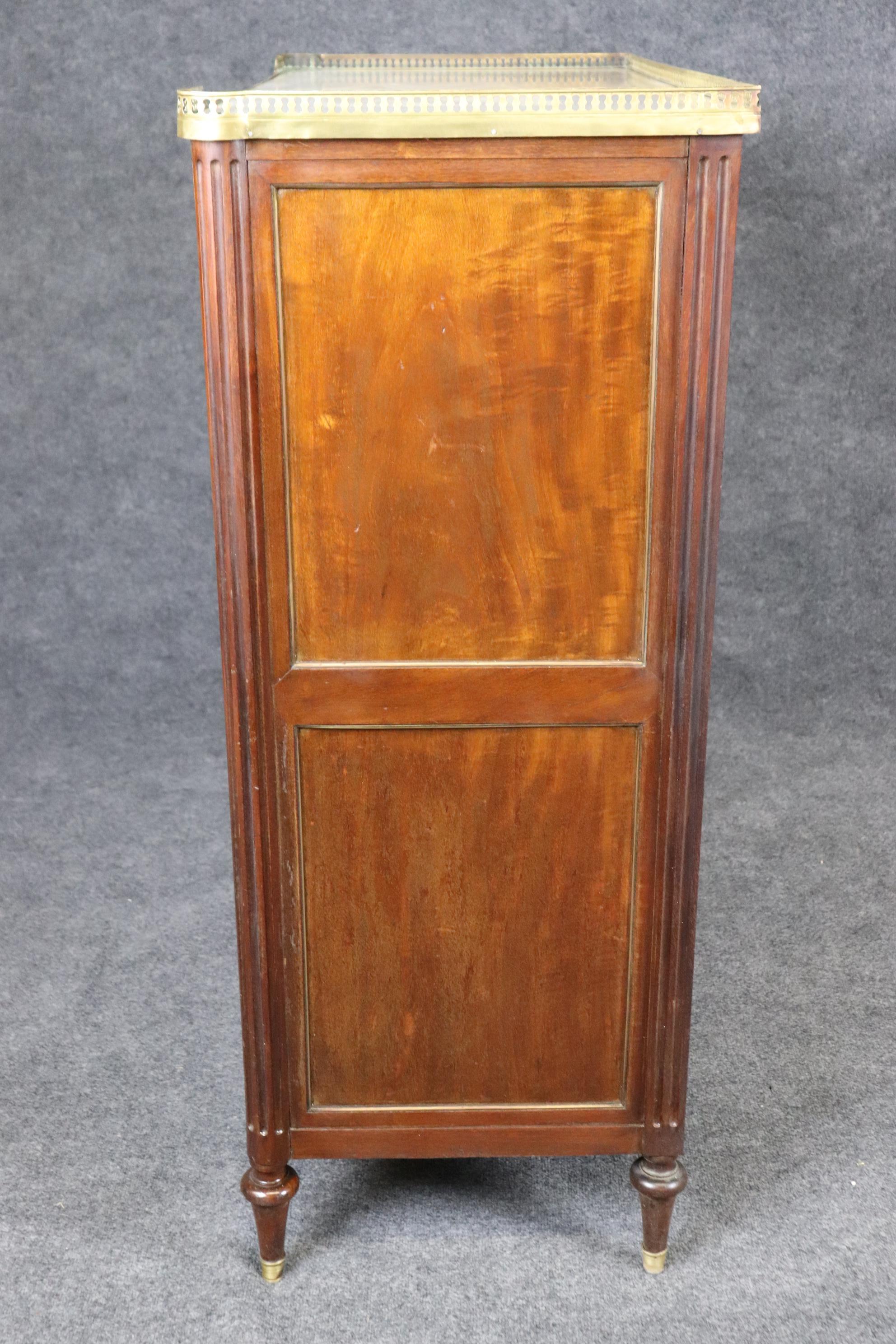 Ottone Comò alto Luigi XVI di alta qualità con 6 cassetti in ottone francese e piano in marmo in vendita