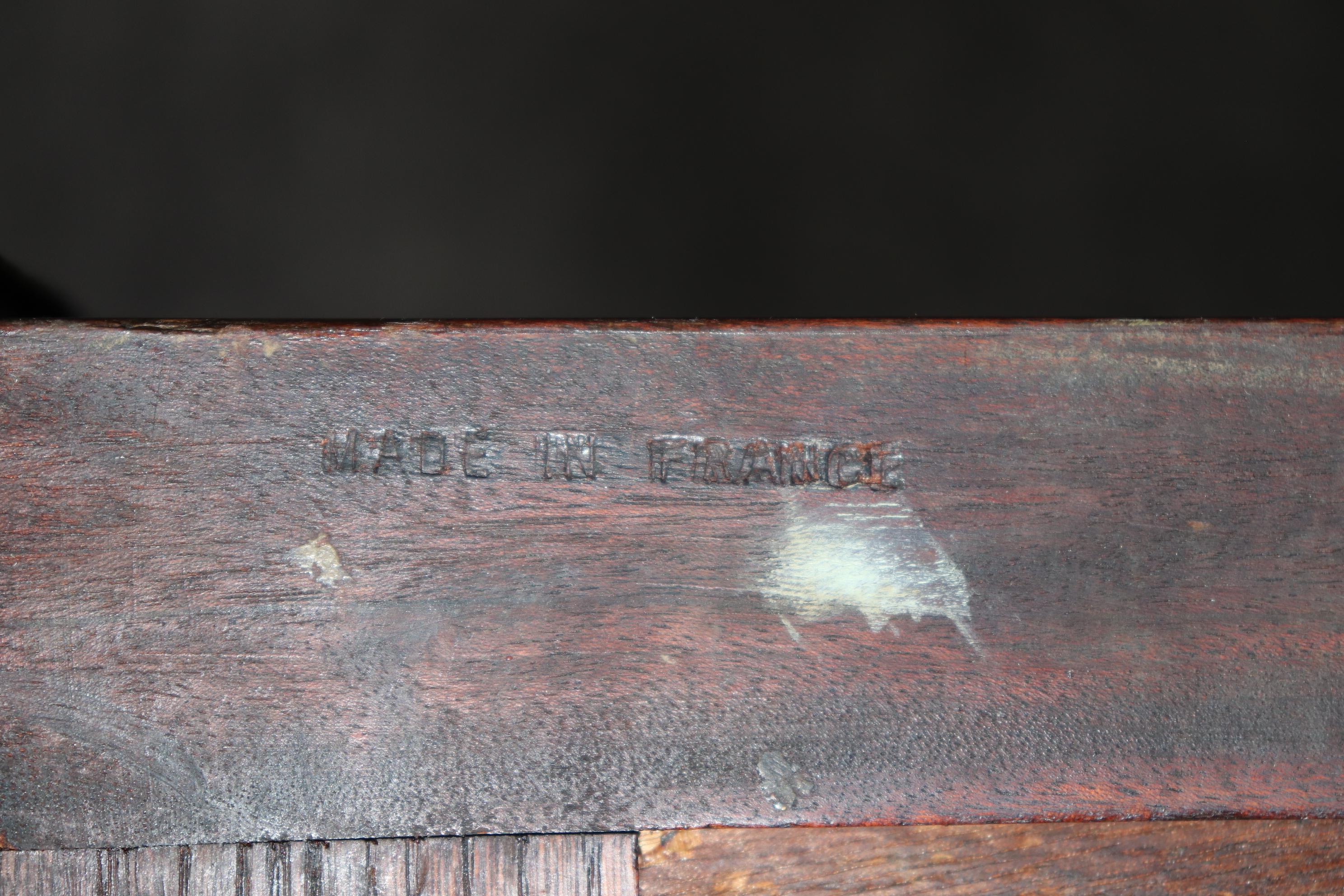 Comò alto Luigi XVI di alta qualità con 6 cassetti in ottone francese e piano in marmo in vendita 2