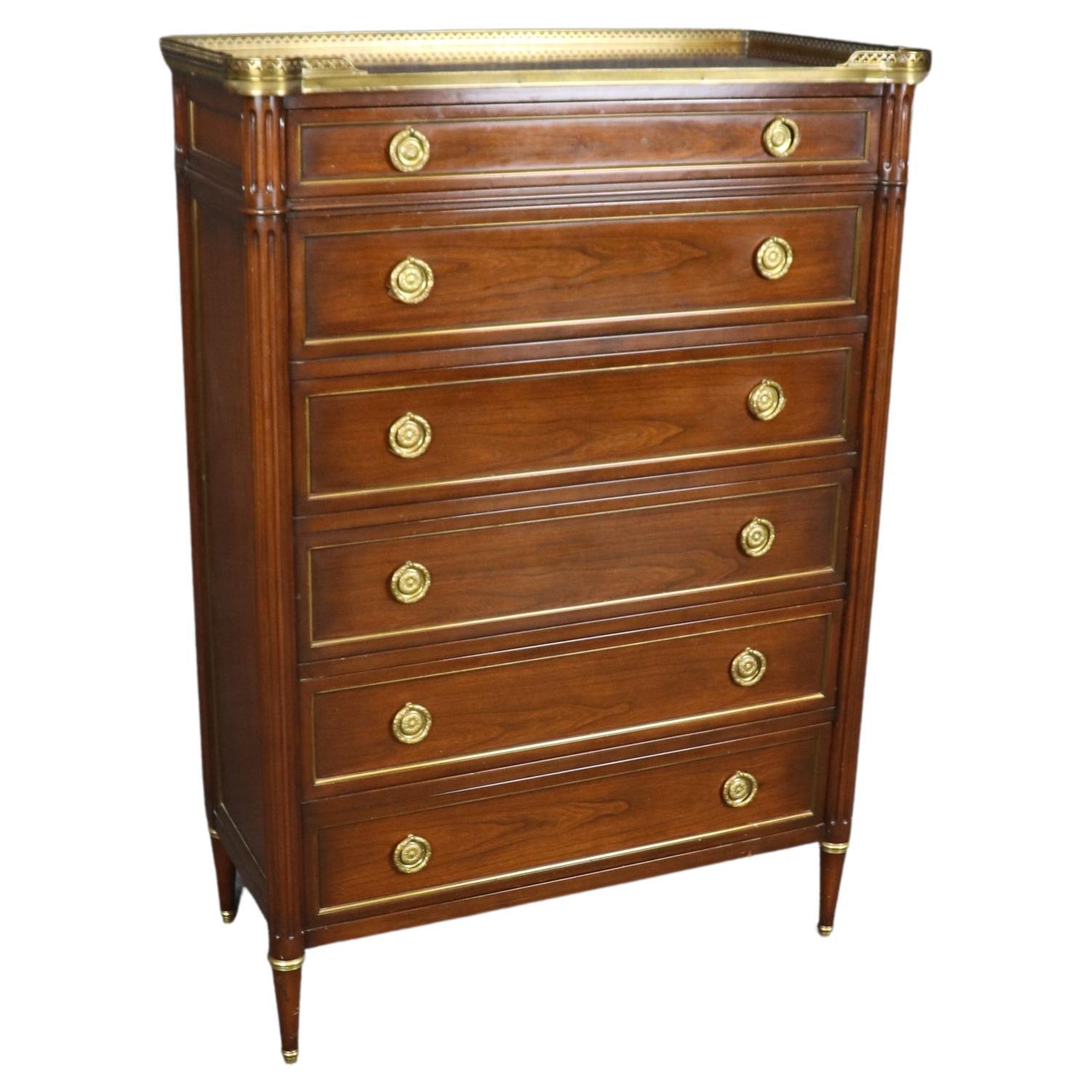 Si tratta di una superba semaniera in stile Directoire della Maison Jansen, che di solito ha sette cassetti, ma questa ne ha sei. Ogni cassetto è accuratamente rifinito in ottone e il piano presenta una galleria in ottone di qualità pesante che