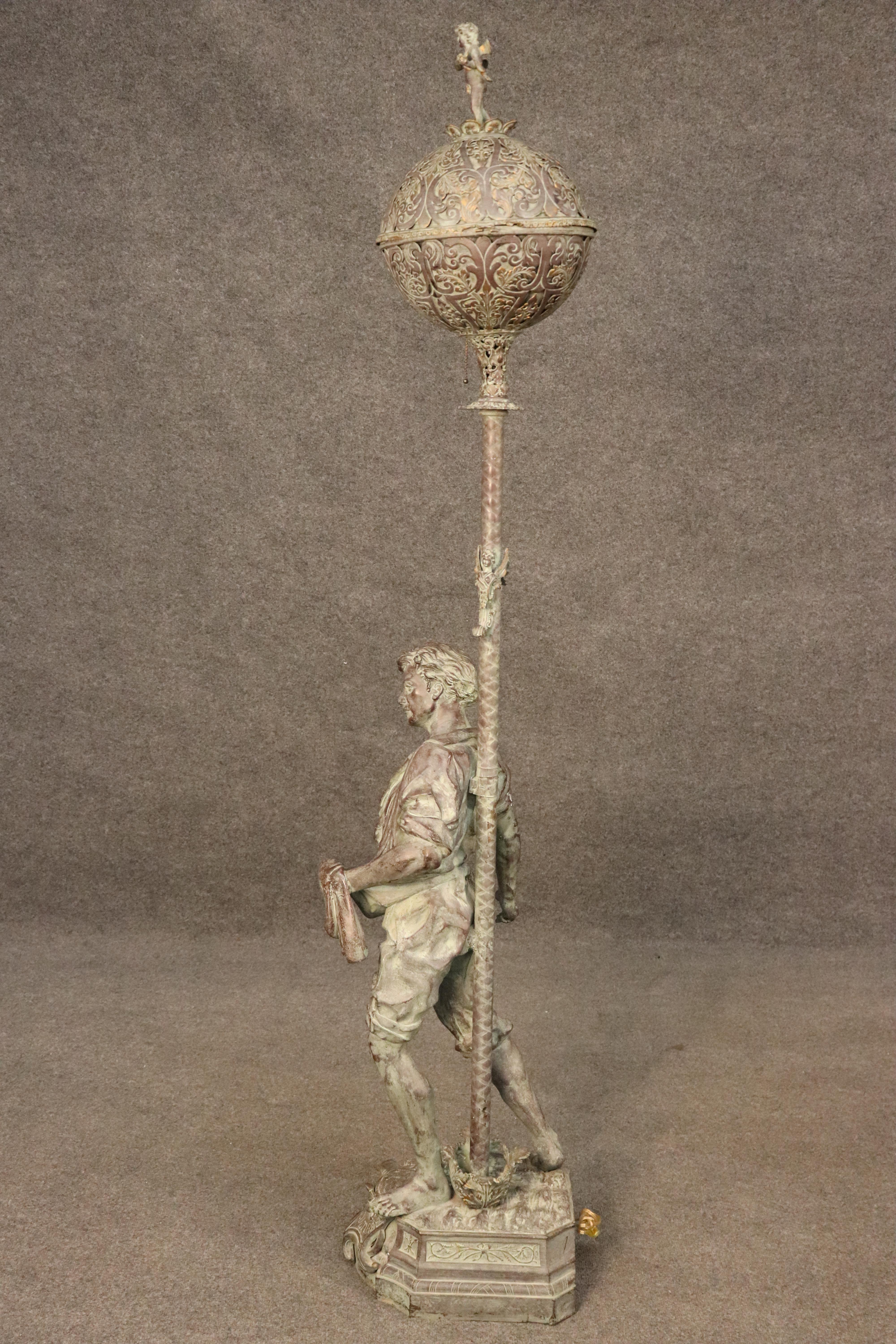 Neoclassico Lampada da terra alta in bronzo a tema agricolo di alta qualità CIRCA 1900 in vendita