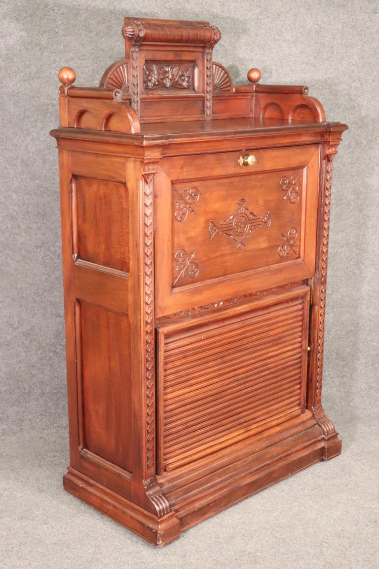 Fine Quality American Victorian Carved Walnut Secretary Desk Circa 1870 In Good Condition In Swedesboro, NJ