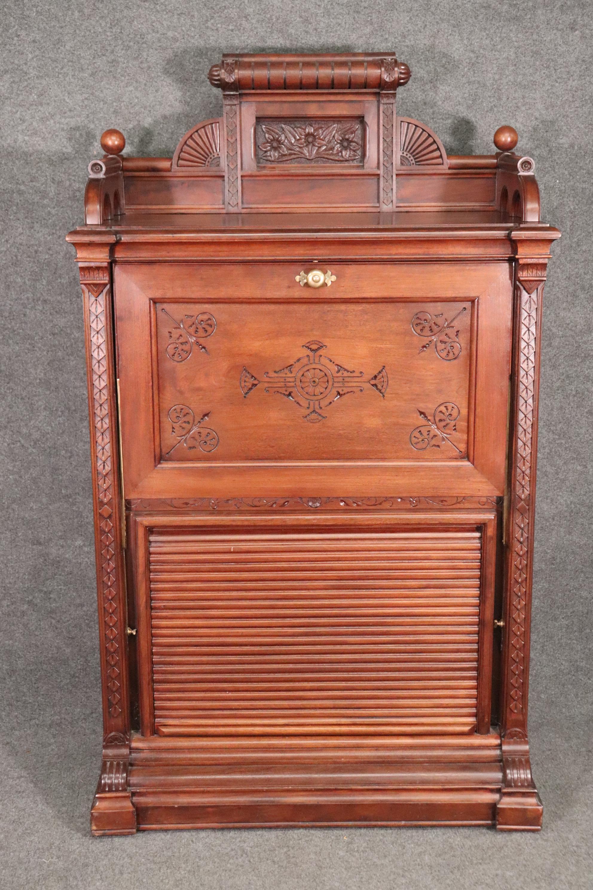 Fine Quality American Victorian Carved Walnut Secretary Desk Circa 1870 In Good Condition In Swedesboro, NJ