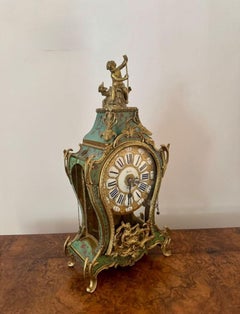 Pendule de cheminée en bronze doré du 19e siècle, de belle qualité et de facture ancienne