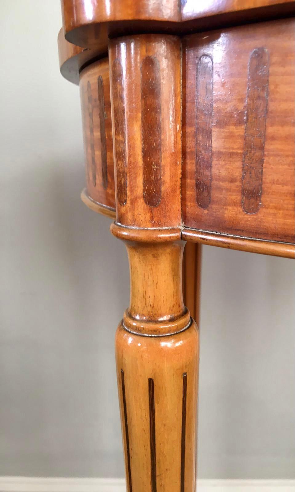 Table centrale en bois de satin incrusté de qualité supérieure datant du 19ème siècle en vente 2